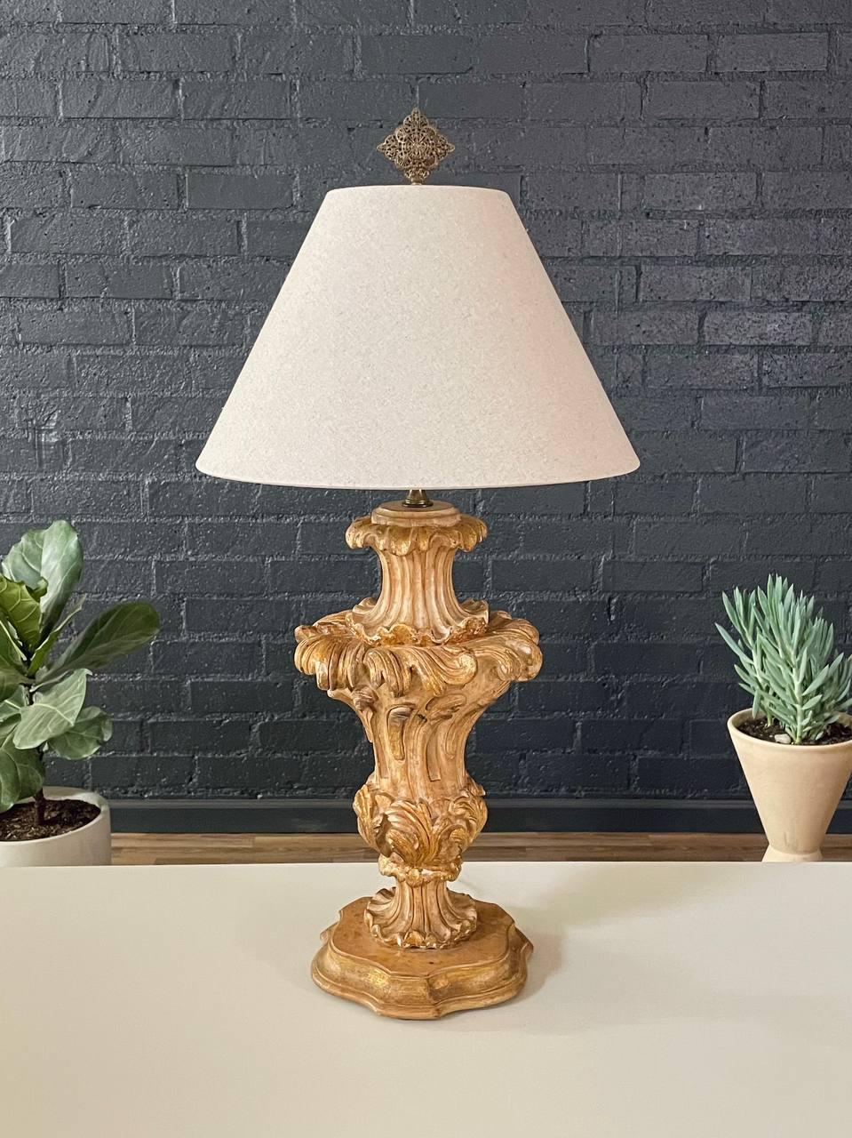 Italienische geschnitzte Vintage-Holzlampe im Rokoko-Stil (Mitte des 20. Jahrhunderts) im Angebot