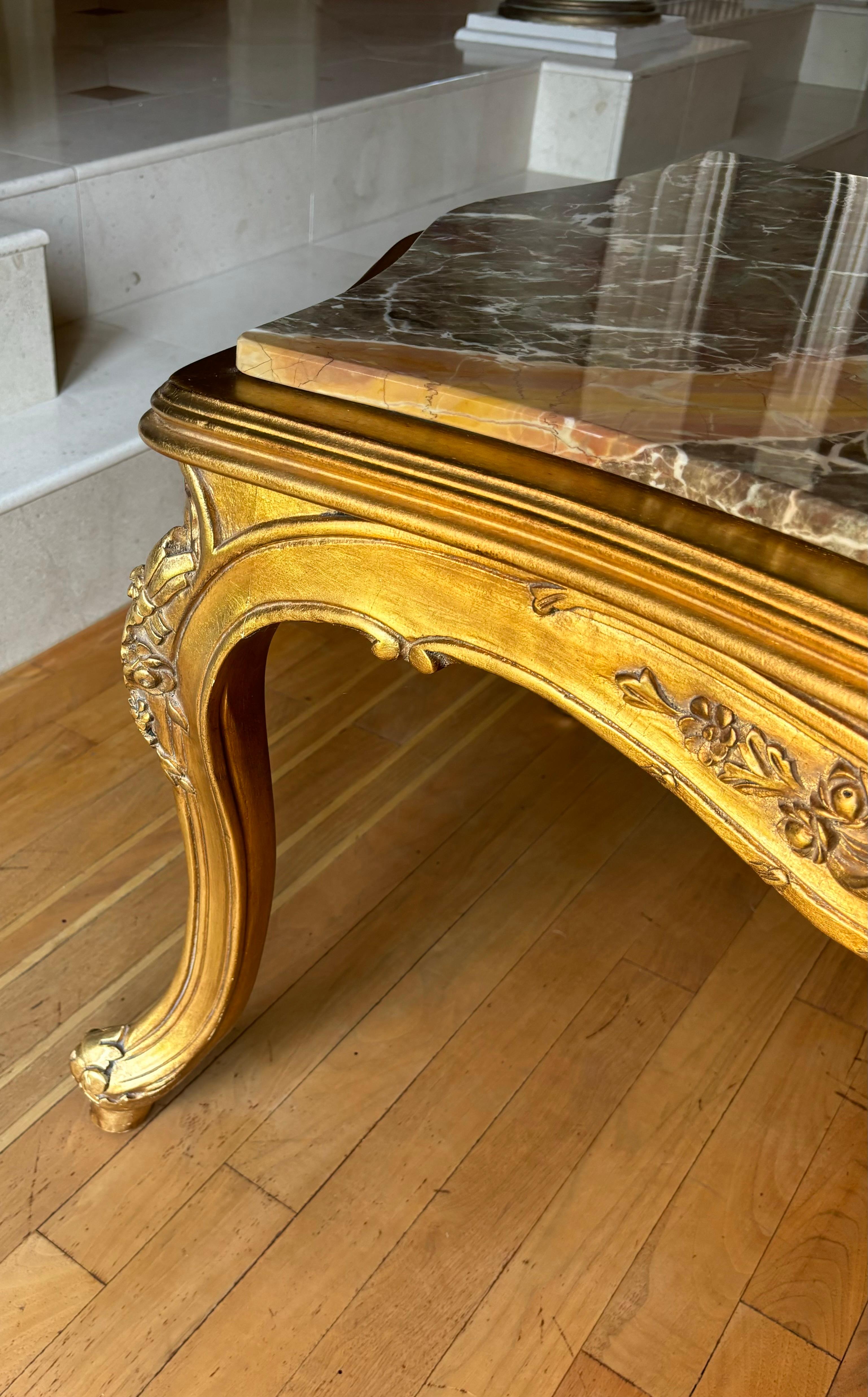 italien Vintage Italian Rococo Style Giltwood Marble Top Coffee Table by Asnaghi en vente