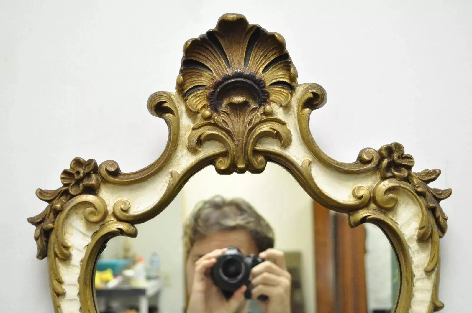 Sconosciuto Specchio da parete d'epoca in stile rococò italiano, in legno dorato e conchiglia bianca intagliata in vendita