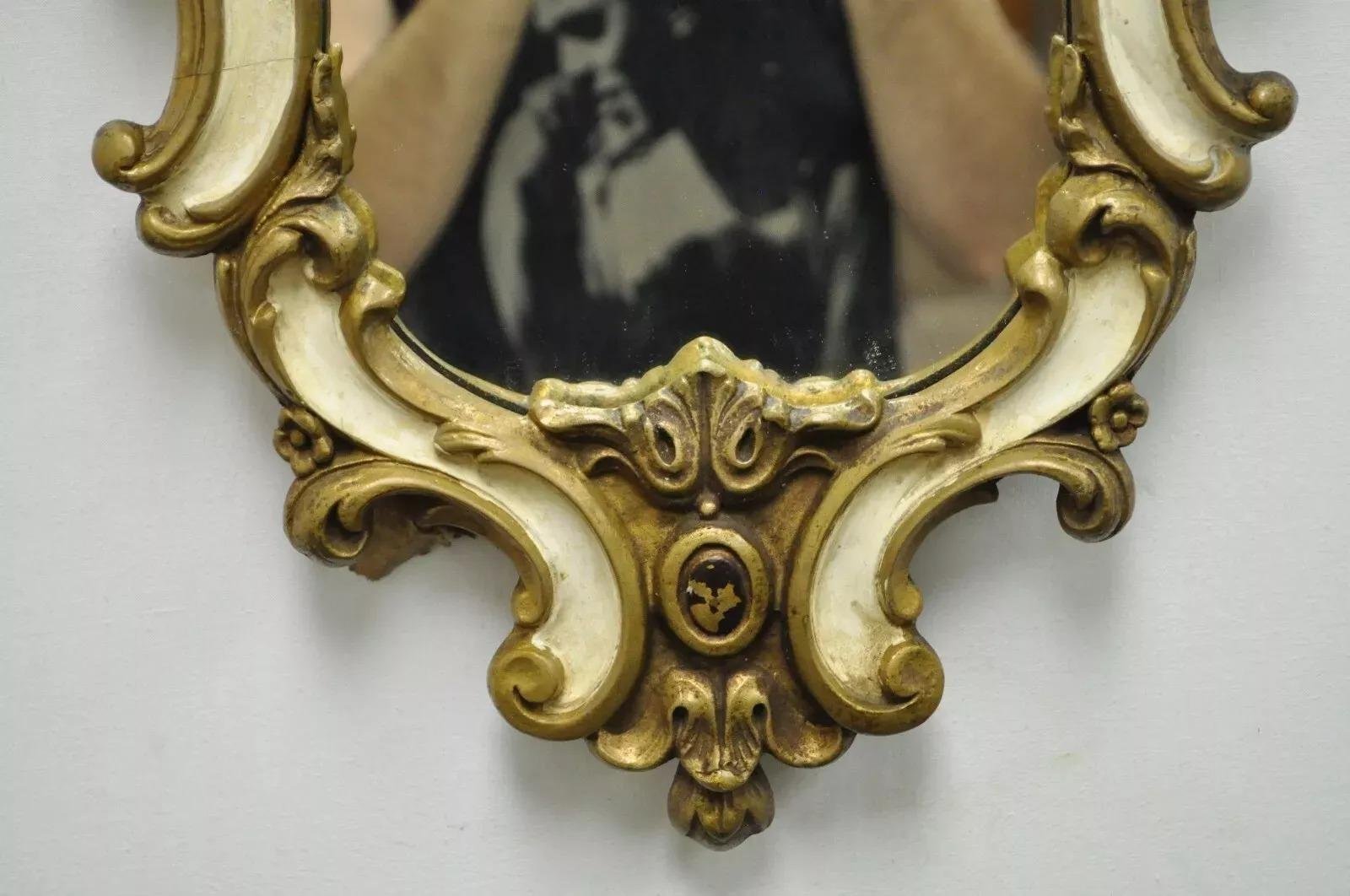 Specchio da parete d'epoca in stile rococò italiano, in legno dorato e conchiglia bianca intagliata In condizioni buone in vendita a Philadelphia, PA