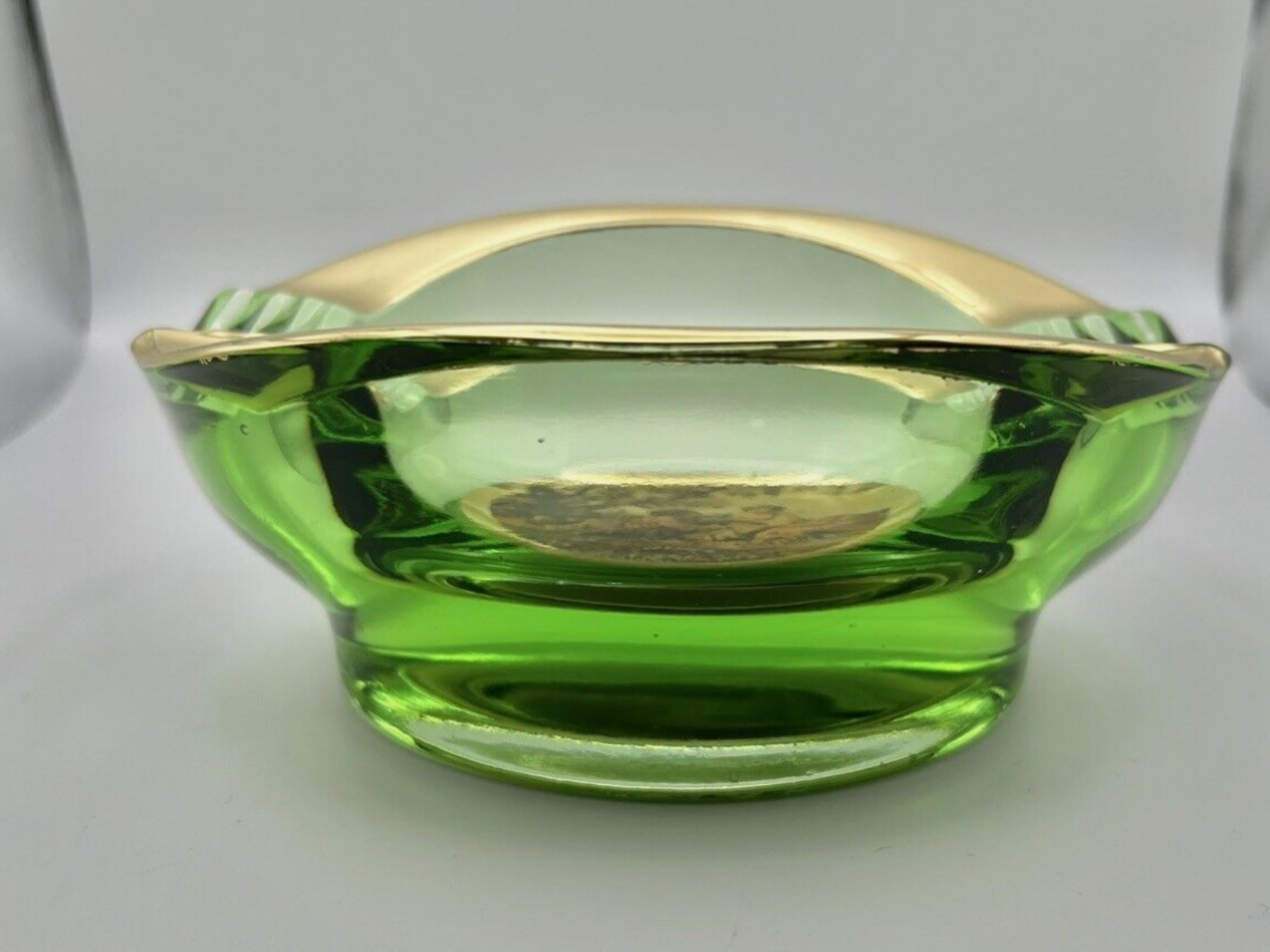 Vintage Italian Romeo & Juliet Ashtray Trinket Dish Green Glass With Gold 1950 In Excellent Condition For Sale In New York, NY
