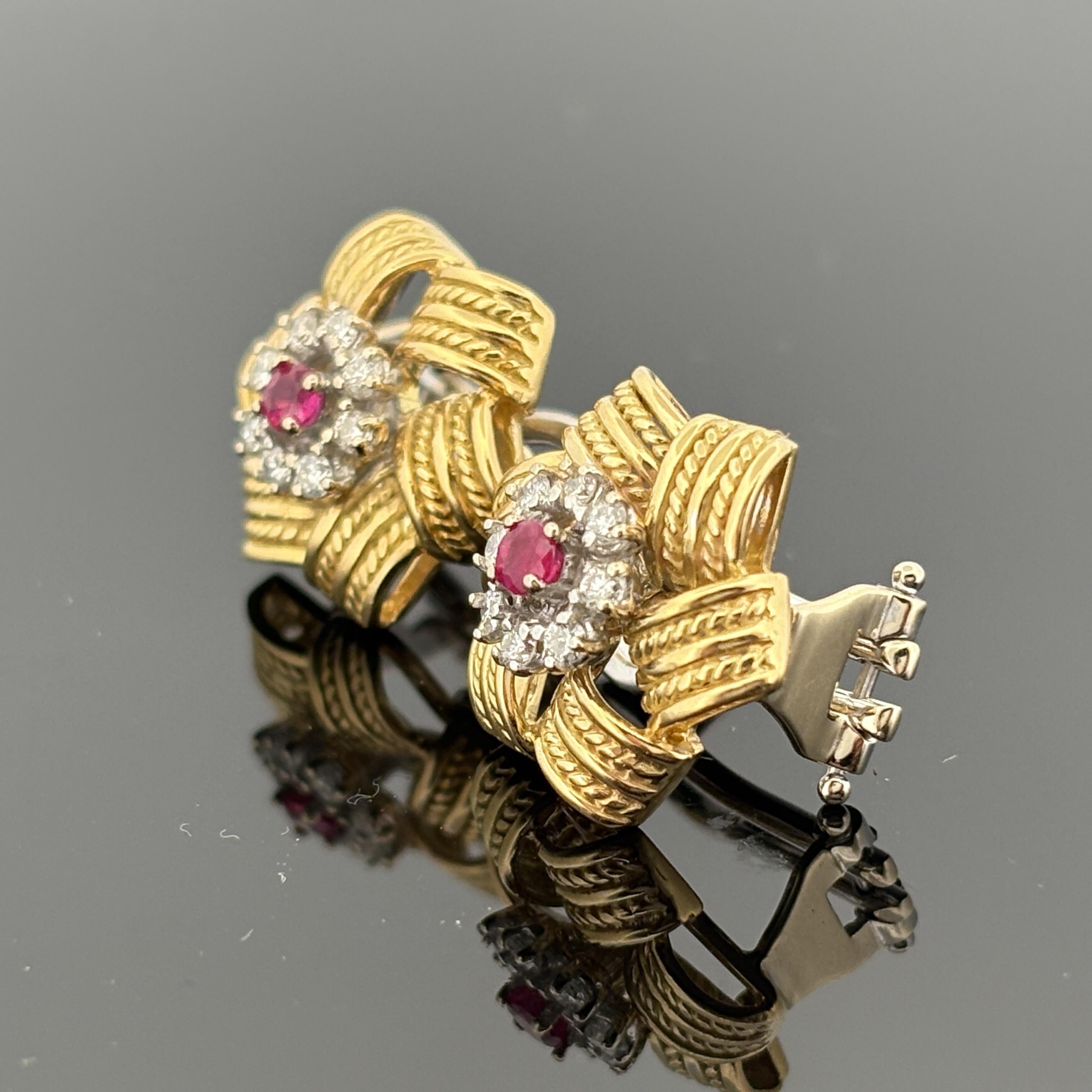 Taglio rotondo Orecchini d'epoca in oro 18 carati con motivo a corda e diamanti - 1965 ca. in vendita