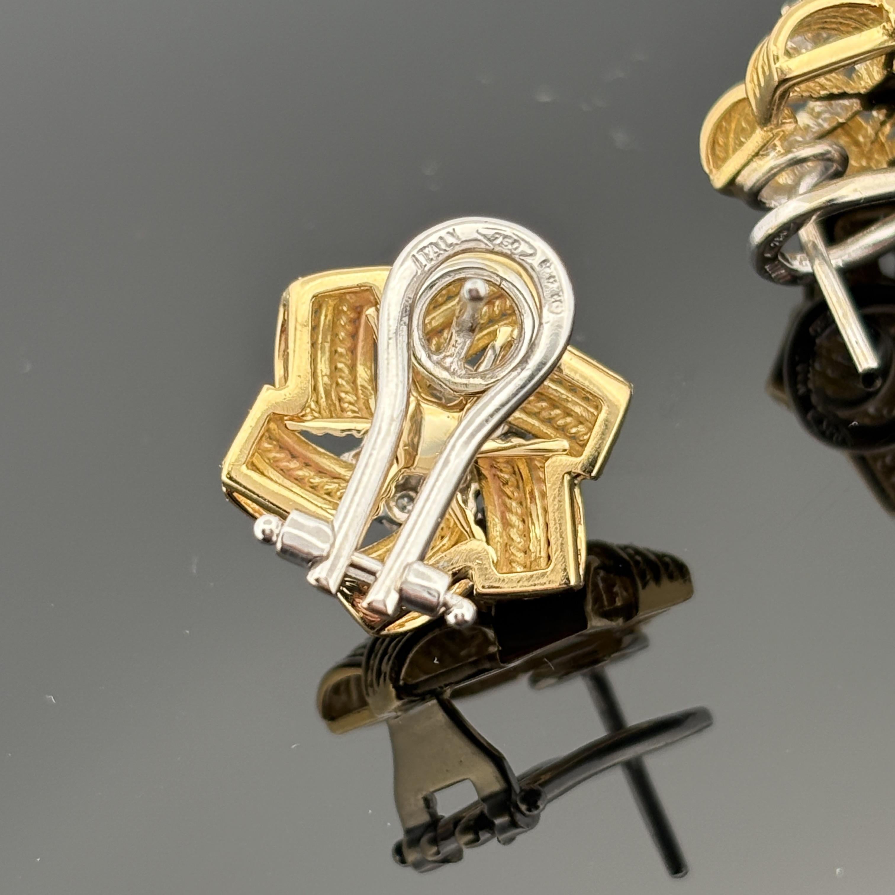 Orecchini d'epoca in oro 18 carati con motivo a corda e diamanti - 1965 ca. in vendita 1