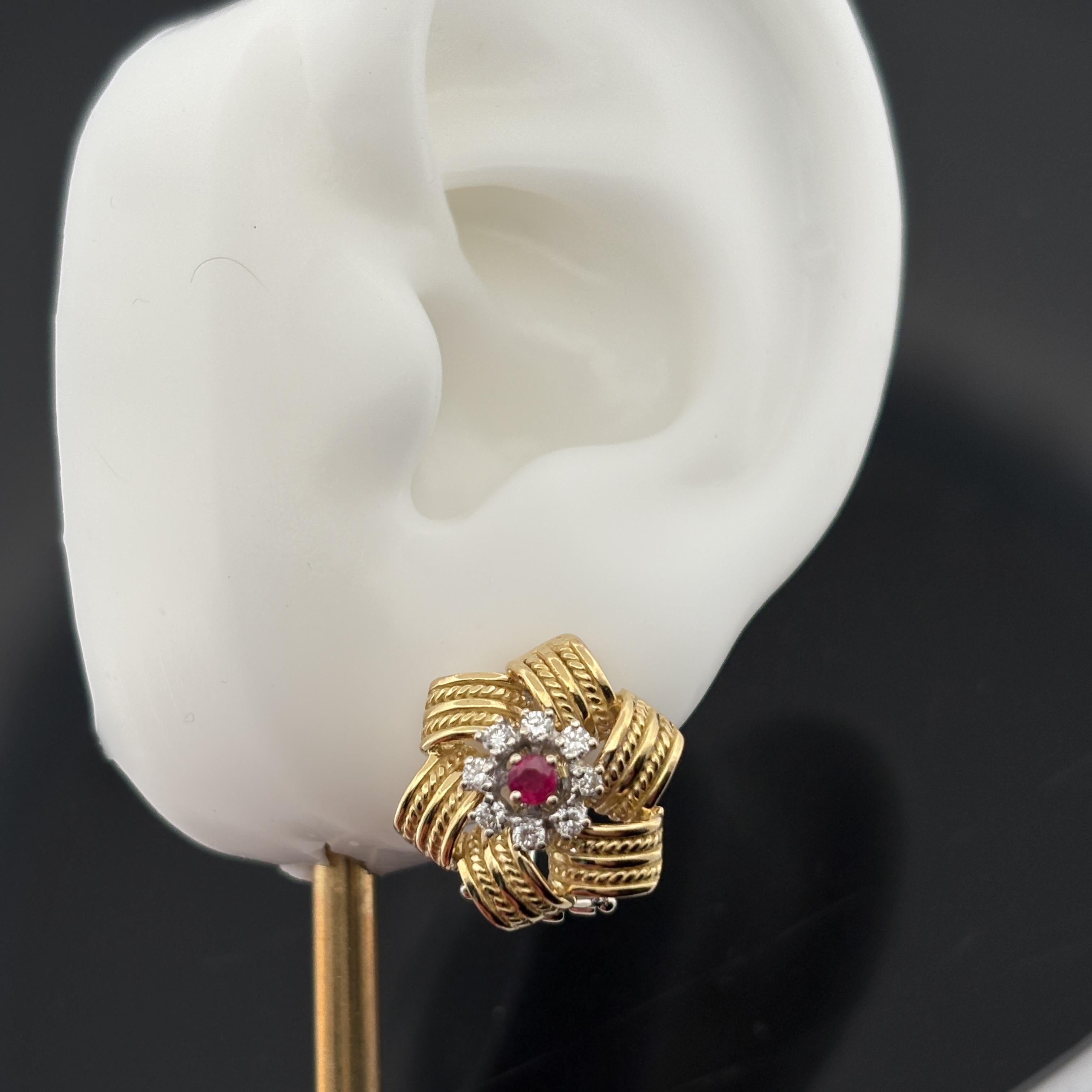 Orecchini d'epoca in oro 18 carati con motivo a corda e diamanti - 1965 ca. in vendita 3