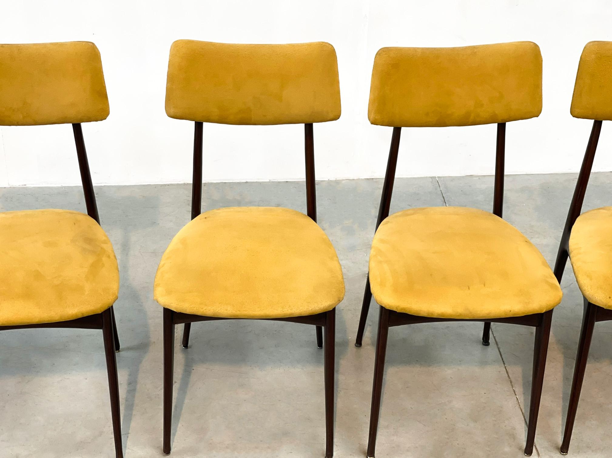 Elegantes chaises de salle à manger italiennes du milieu du siècle avec des cadres en bois de rose et un revêtement en daim jaune.

Les chaises sont magnifiquement fabriquées avec un réel savoir-faire artisanal.

Bon état

Années 1950 -