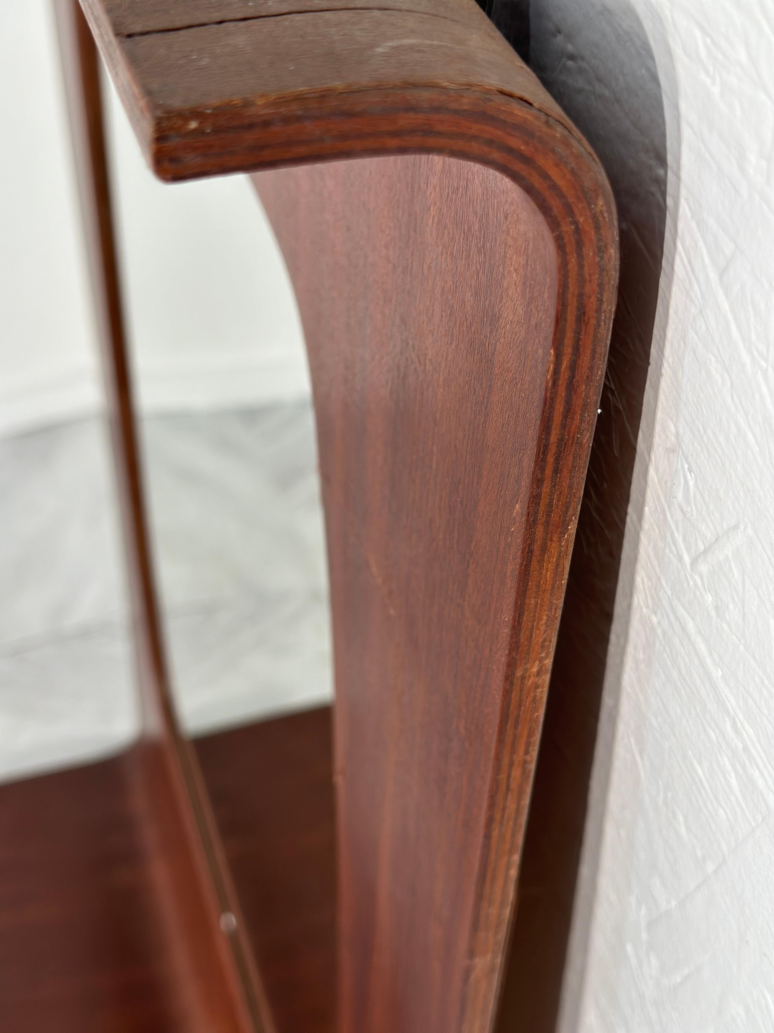 Mid-Century Modern Miroir italien vintage en placage de bois de rose avec étagère inférieure 1960 en vente