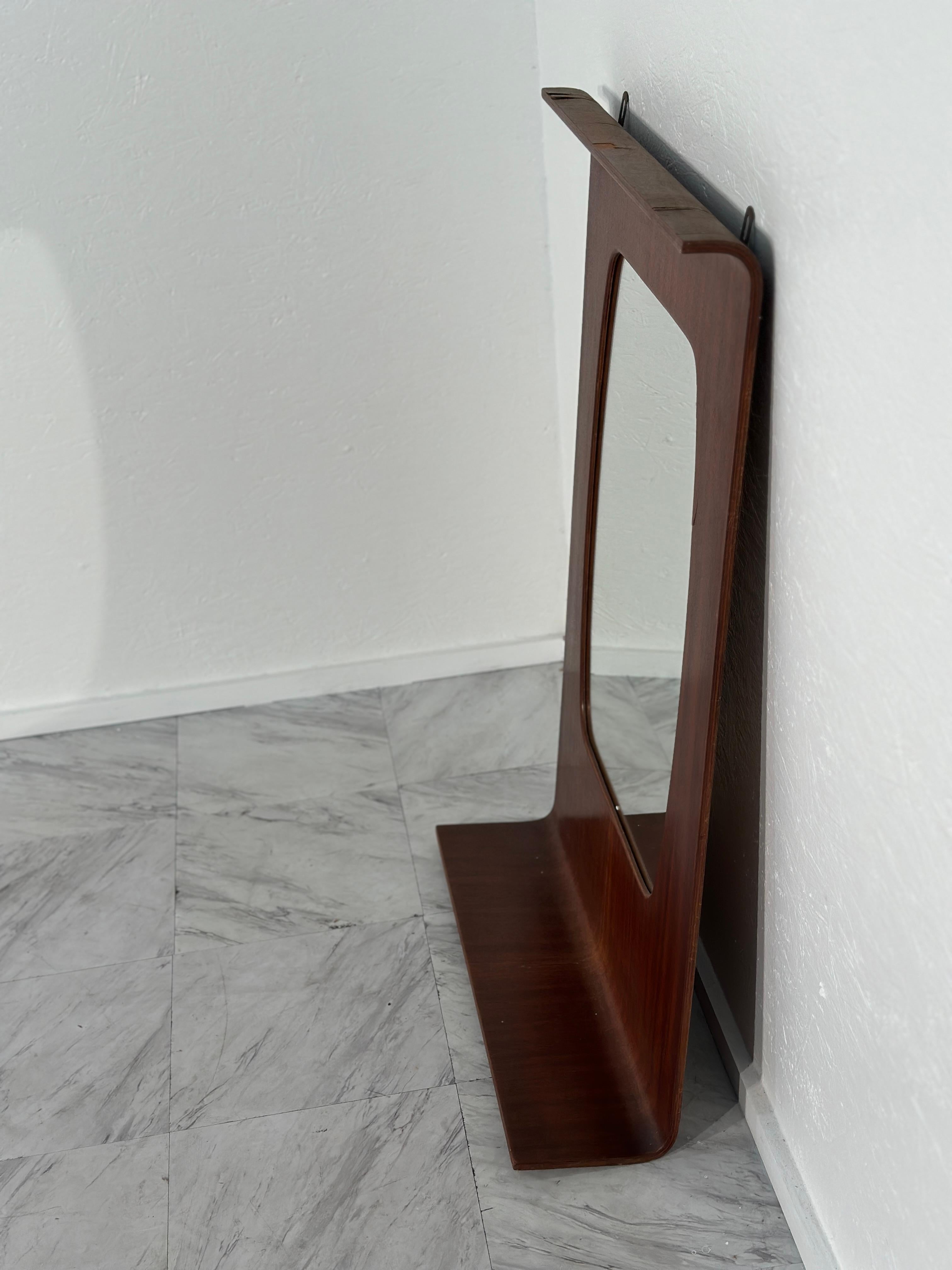Milieu du XXe siècle Miroir italien vintage en placage de bois de rose avec étagère inférieure 1960 en vente
