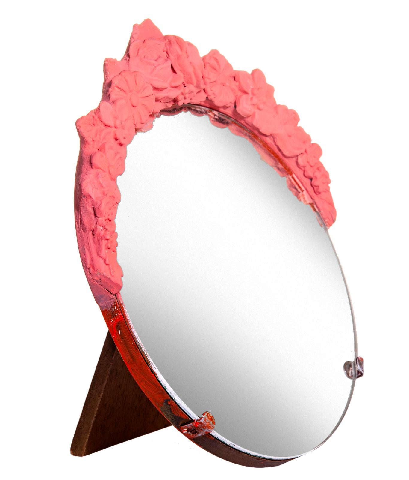 Eine feine antike englische Barbola Schminktisch oder Eitelkeit Spiegel mit Hartholz Staffelei zurück. Ca. 1920. Dieser schöne Spiegel ist mit einem floralen Wappen gekrönt, das nachgearbeitet und von Hand in einem Wassermelonenrot bemalt wurde.