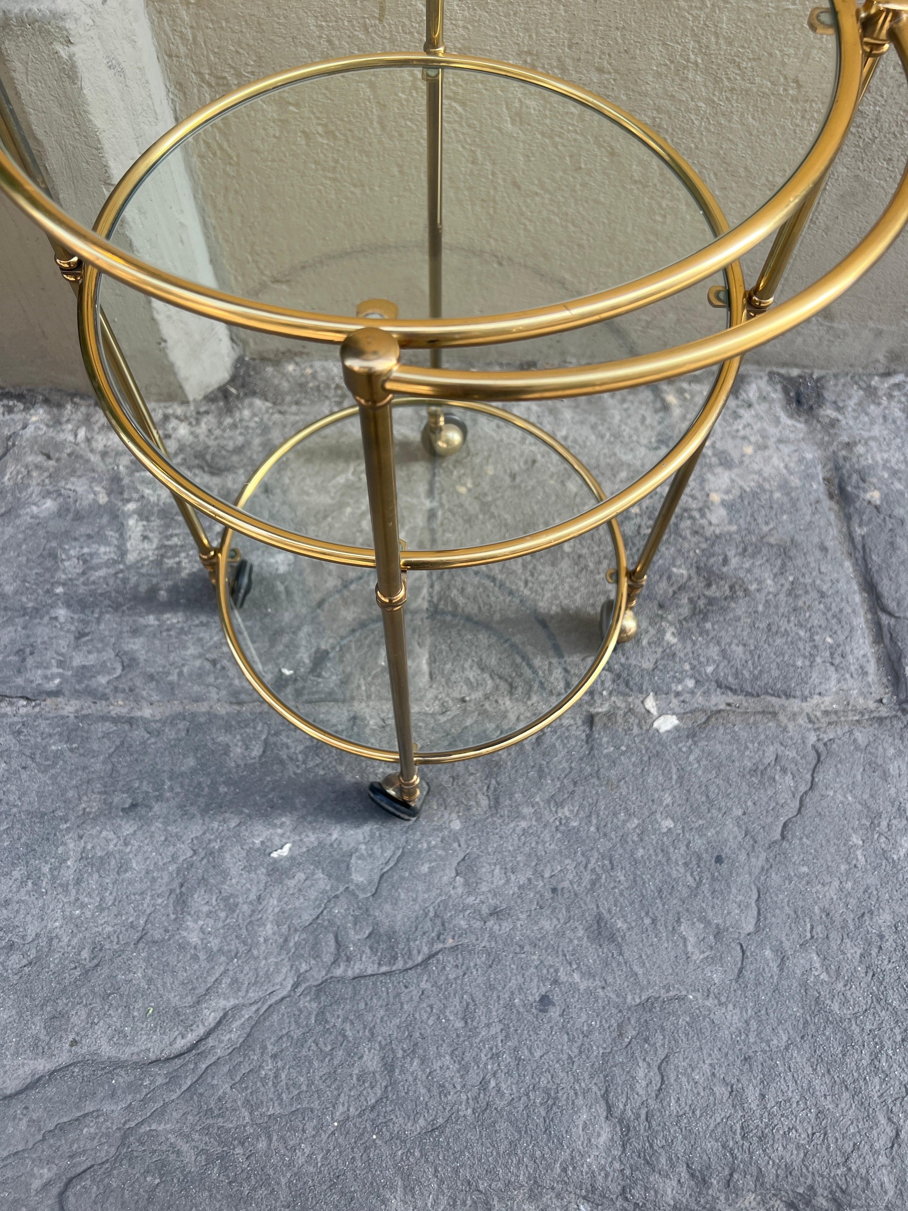 Chariot de bar rond en laiton vintage italien 1970 en vente 7