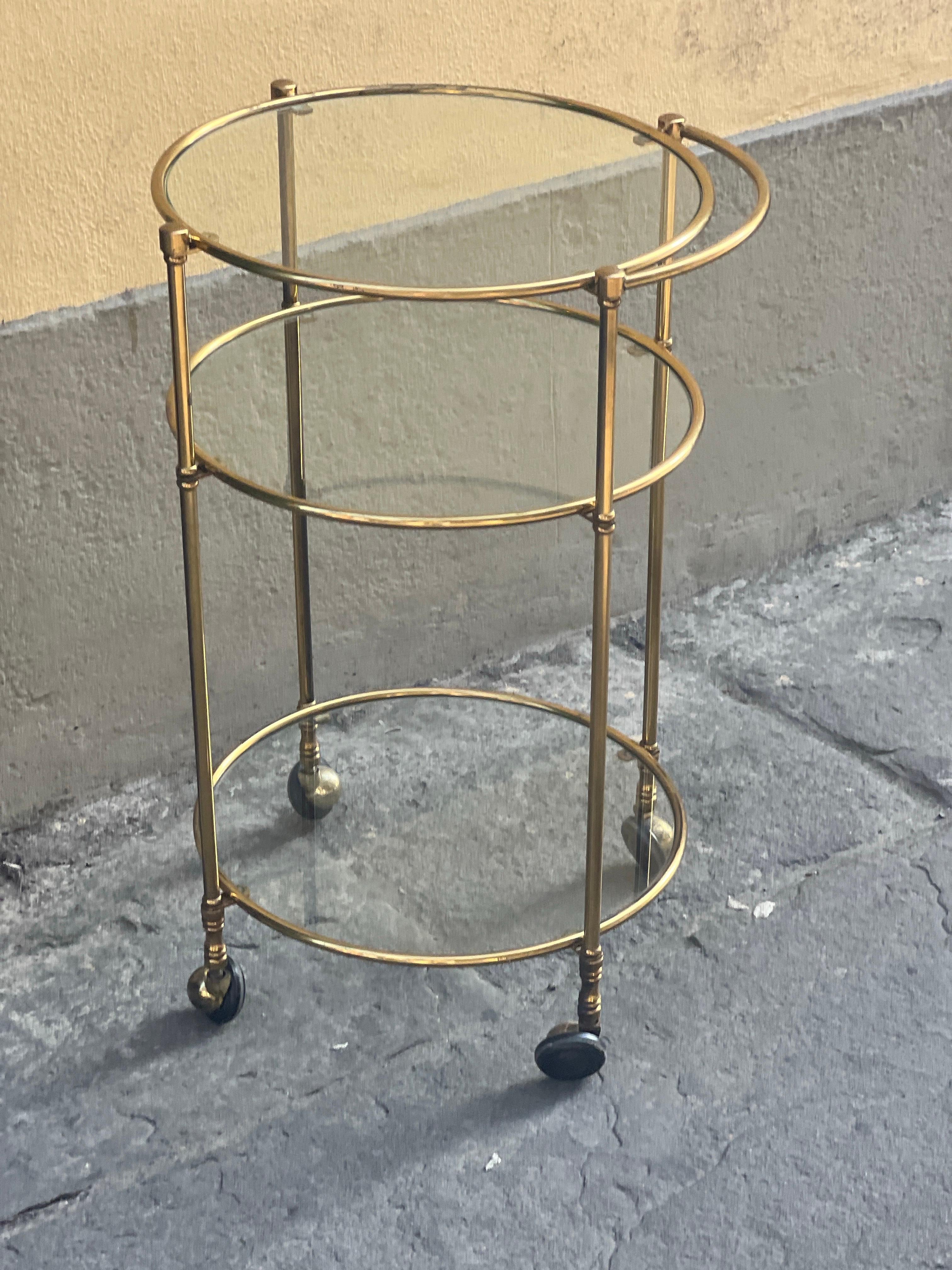 Chariot de bar italien vintage en laiton rond avec trois étagères en cristal.
Parfait état vintage.