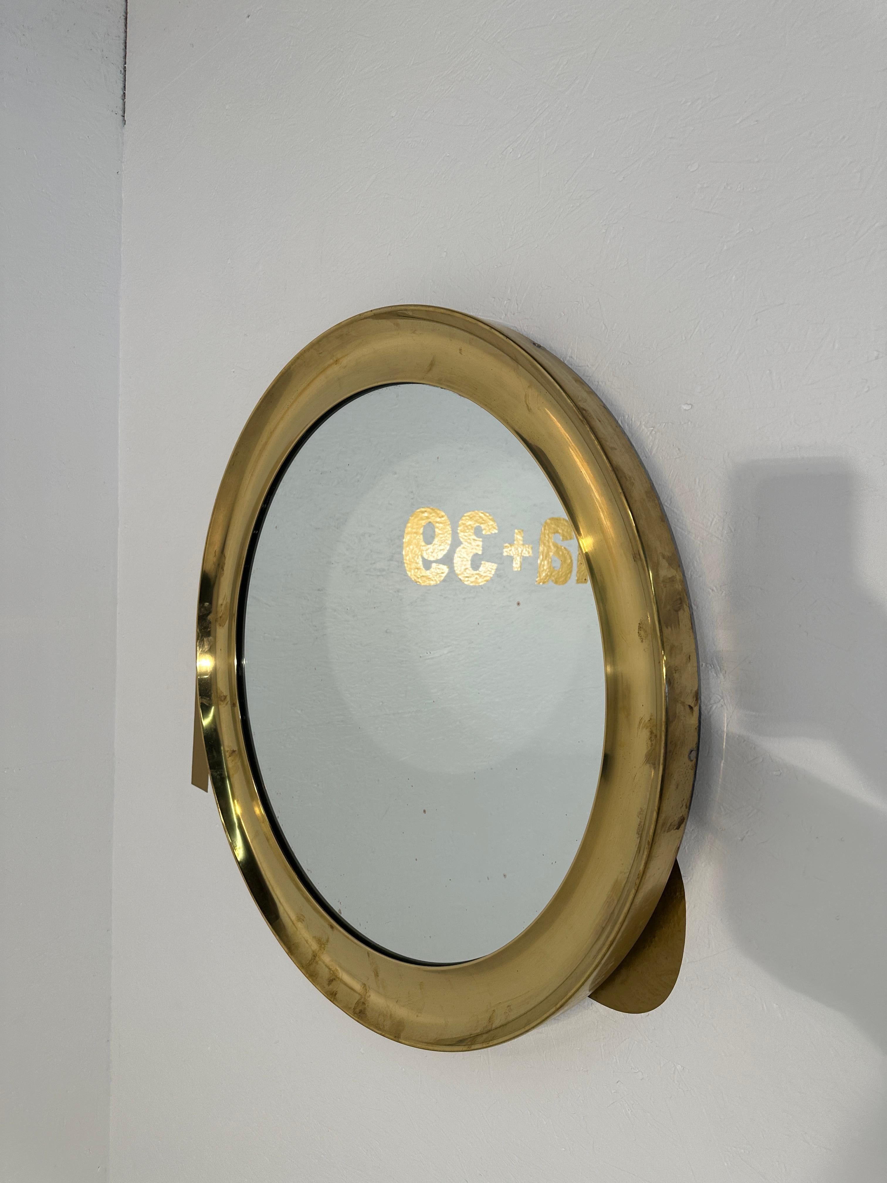 Ein exquisiter runder italienischer Vintage-Spiegel aus Messing aus den 1980er Jahren, der mit seinem klassischen Design und dem glänzenden Messingrahmen zeitlose Eleganz ausstrahlt. Dieser Spiegel, der den Charme italienischer Handwerkskunst