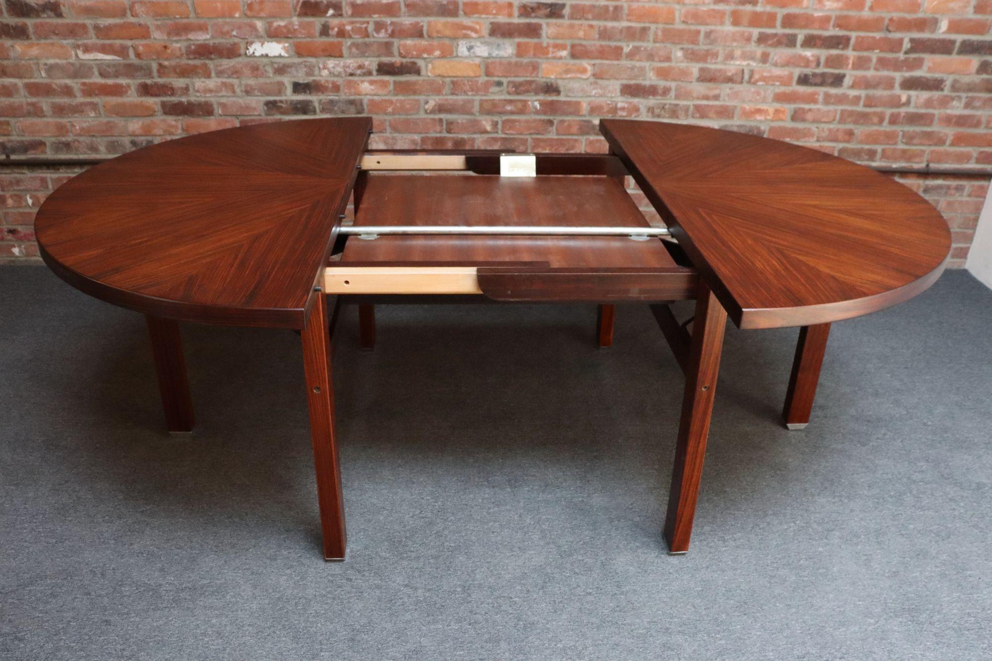 Vintage Italian Round Extendable Dining Table in Rosewood by Ico Parisi for MIM In Good Condition For Sale In Brooklyn, NY
