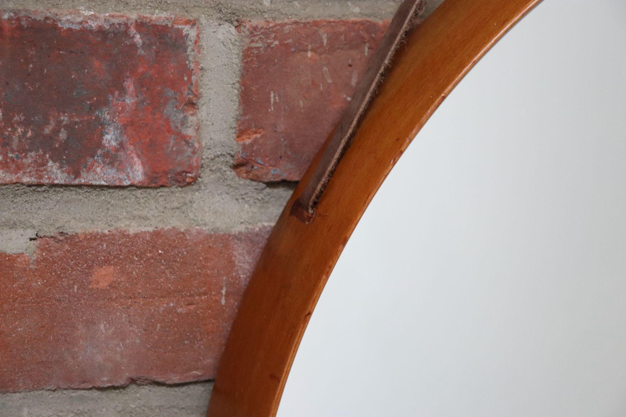 Miroir mural italien rond en érable avec sangle en cuir d'origine en vente 5