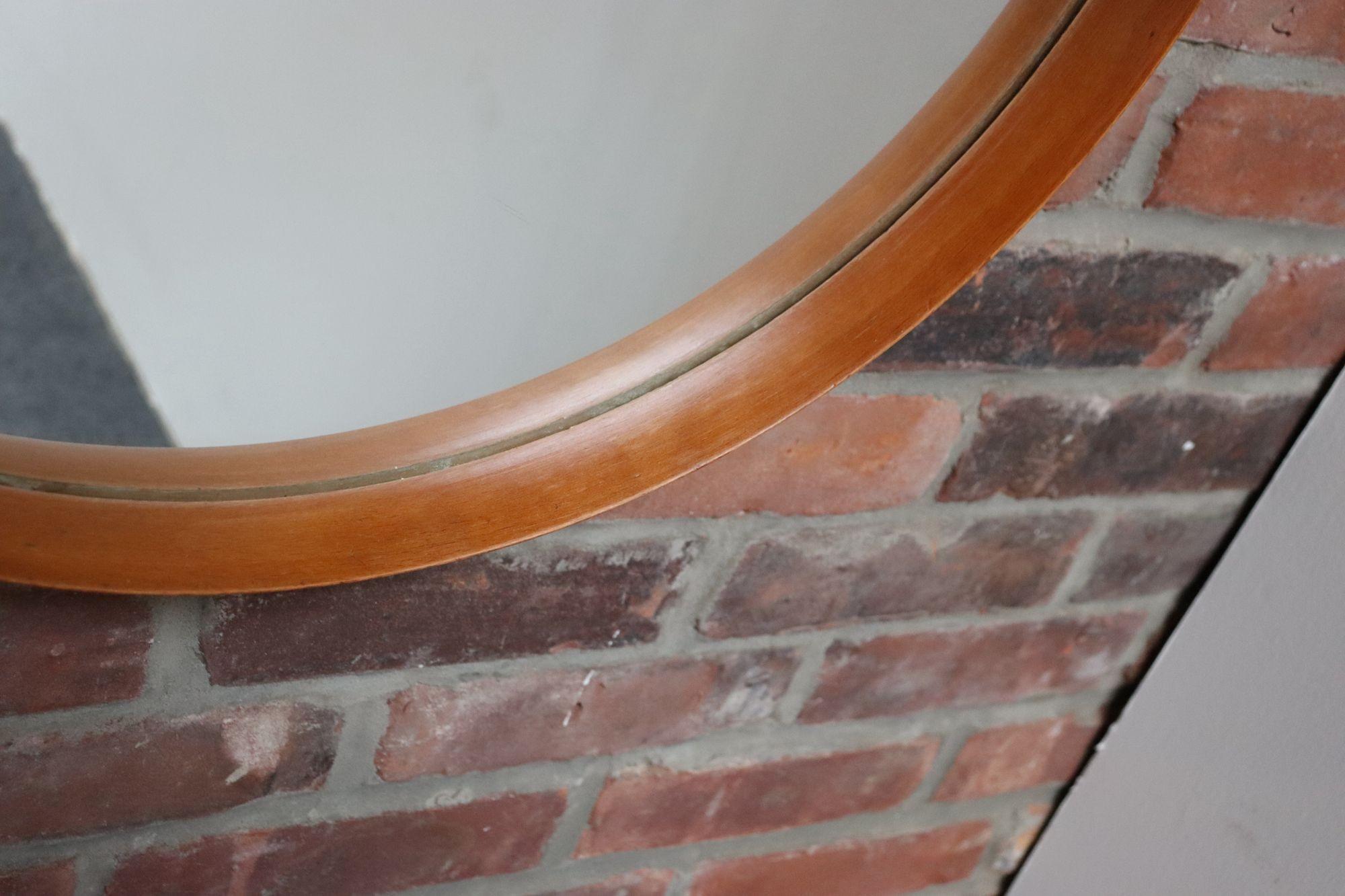 Miroir mural italien rond en érable avec sangle en cuir d'origine en vente 6