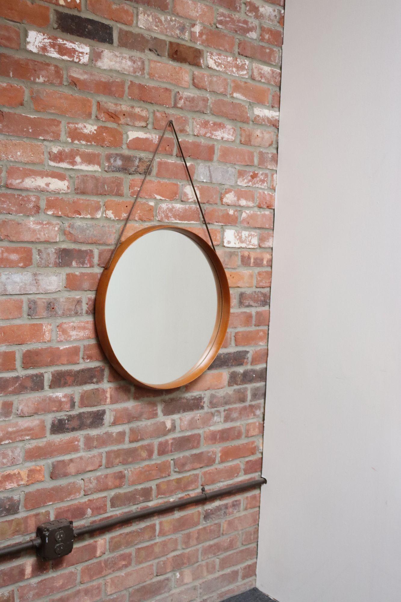 Miroir mural rond du milieu du siècle, avec sangle en cuir d'origine, dans le style de Jacques Adnet (vers 1960, Italie).
Cadre en érable plié profondément sculpté avec verre encastré.
Légère usure du verre (une petite éraflure, comme illustré).