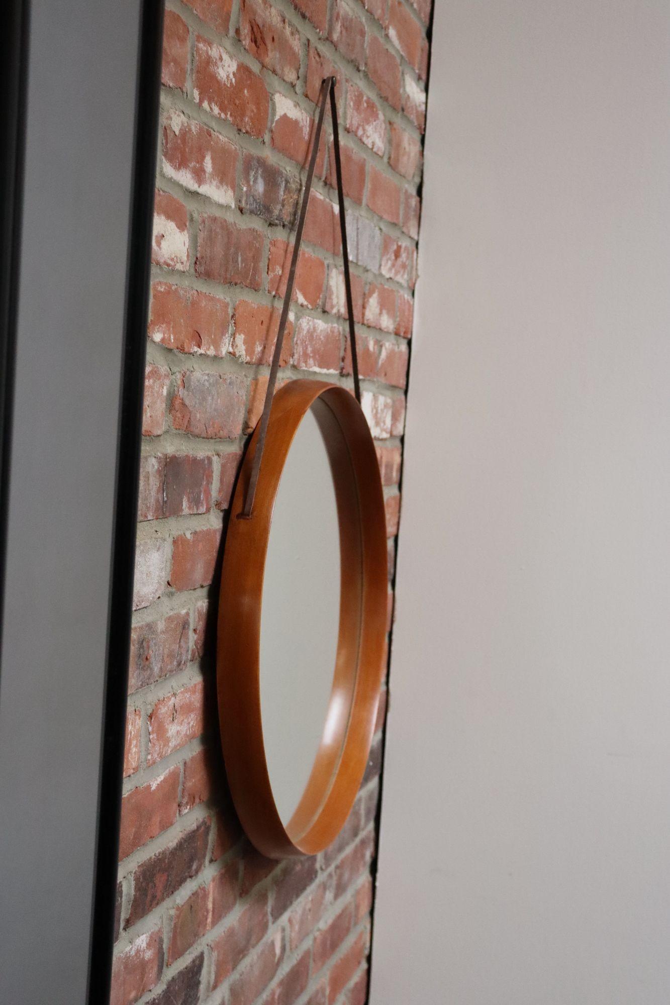 Mid-Century Modern Miroir mural italien rond en érable avec sangle en cuir d'origine en vente