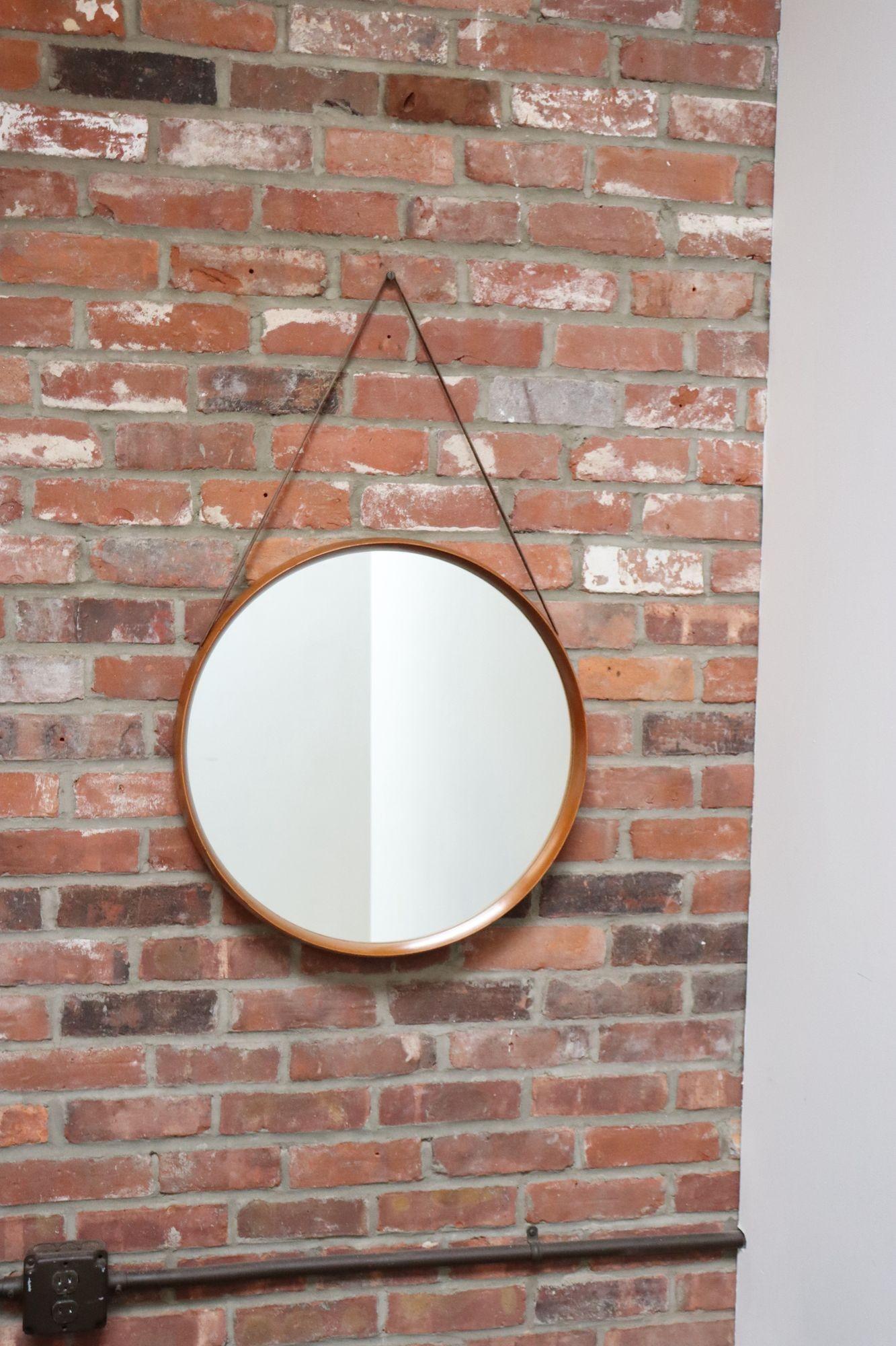 Milieu du XXe siècle Miroir mural italien rond en érable avec sangle en cuir d'origine en vente