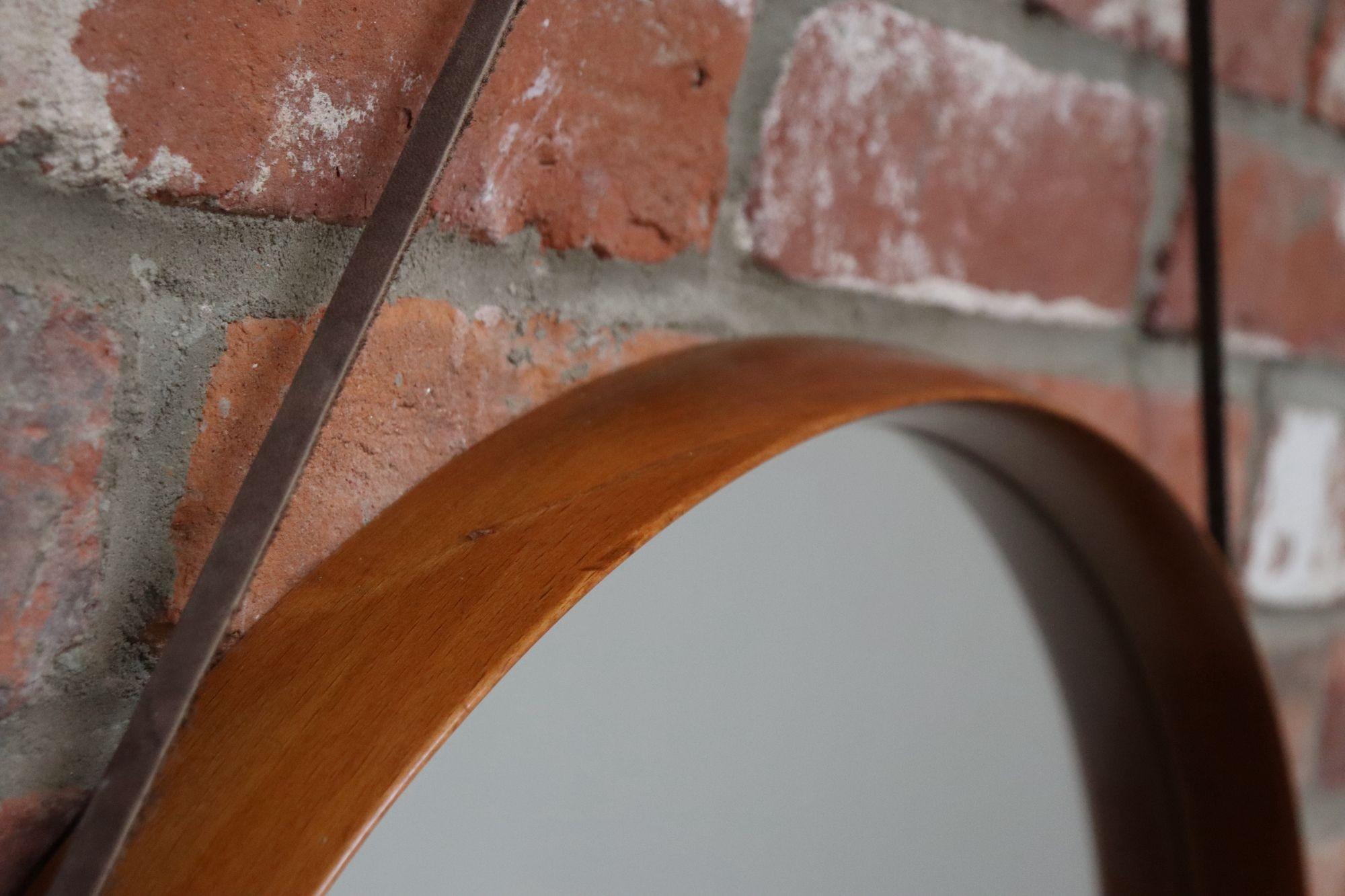 Miroir mural italien rond en érable avec sangle en cuir d'origine en vente 3