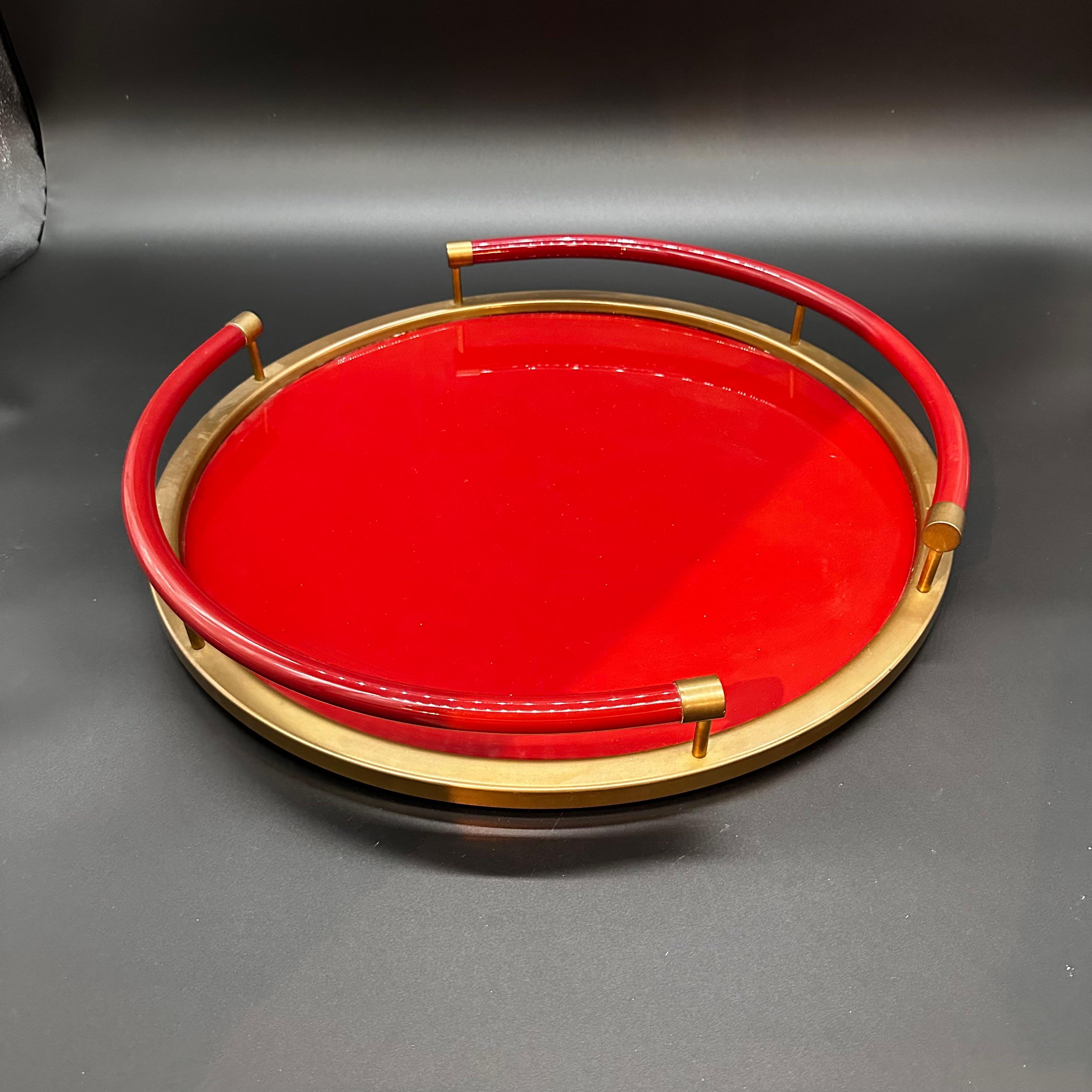 Schönes und einzigartiges italienisches rotes rundes Tablett mit Messingdetails.

