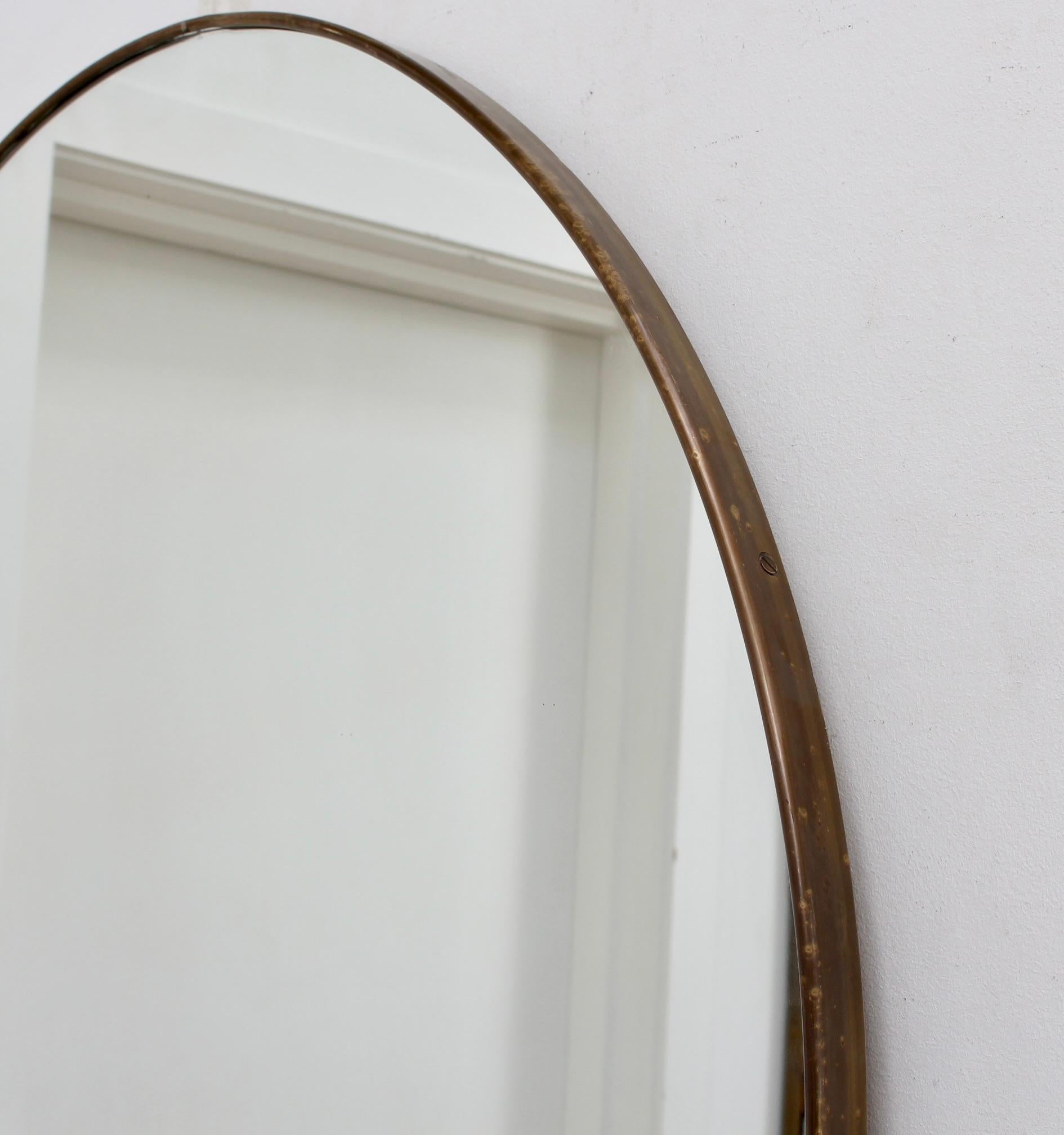 Vintage Italian Round Wall Mirror with Brass Frame (circa 1960s) - Large For Sale 7