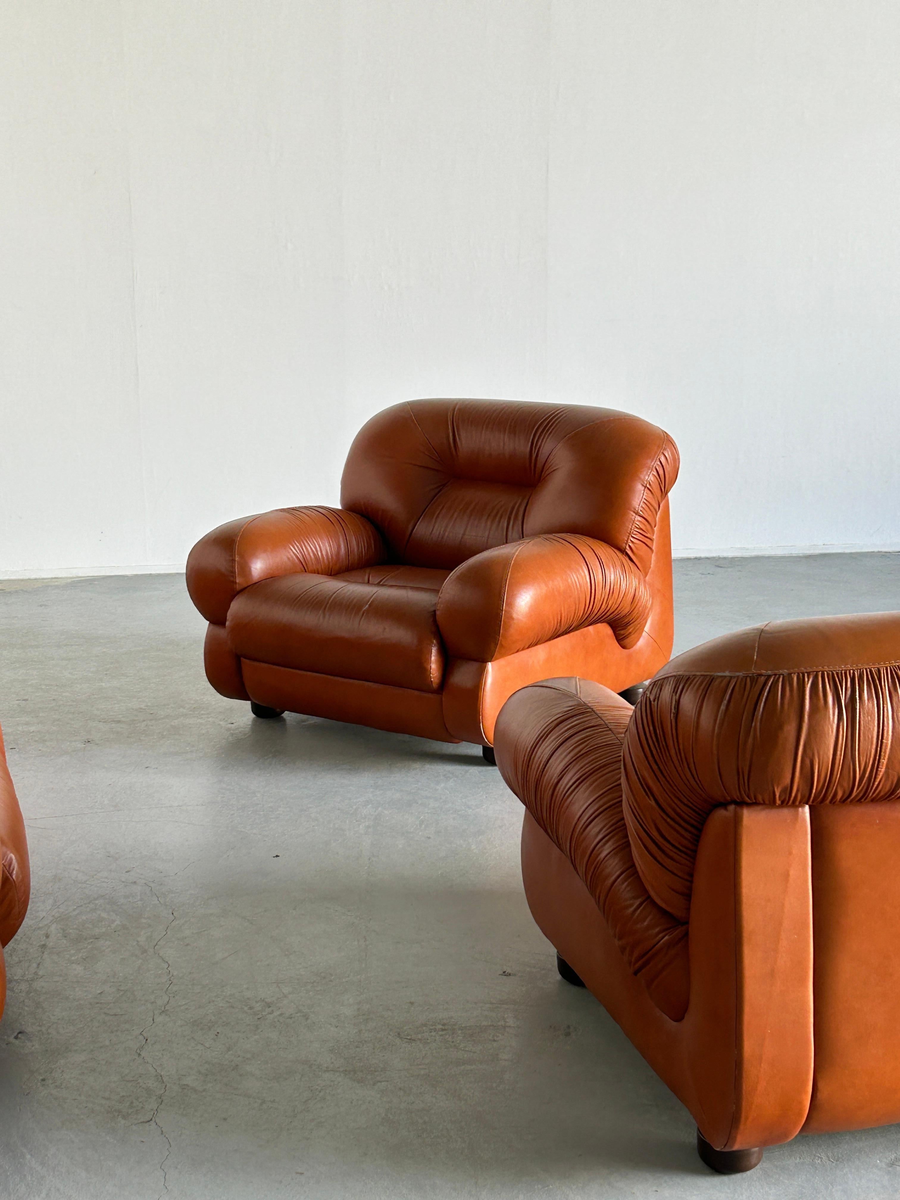 Ensemble de sièges italiens en cuir cognac froncé, mi-siècle moderne, années 1970 en vente 5
