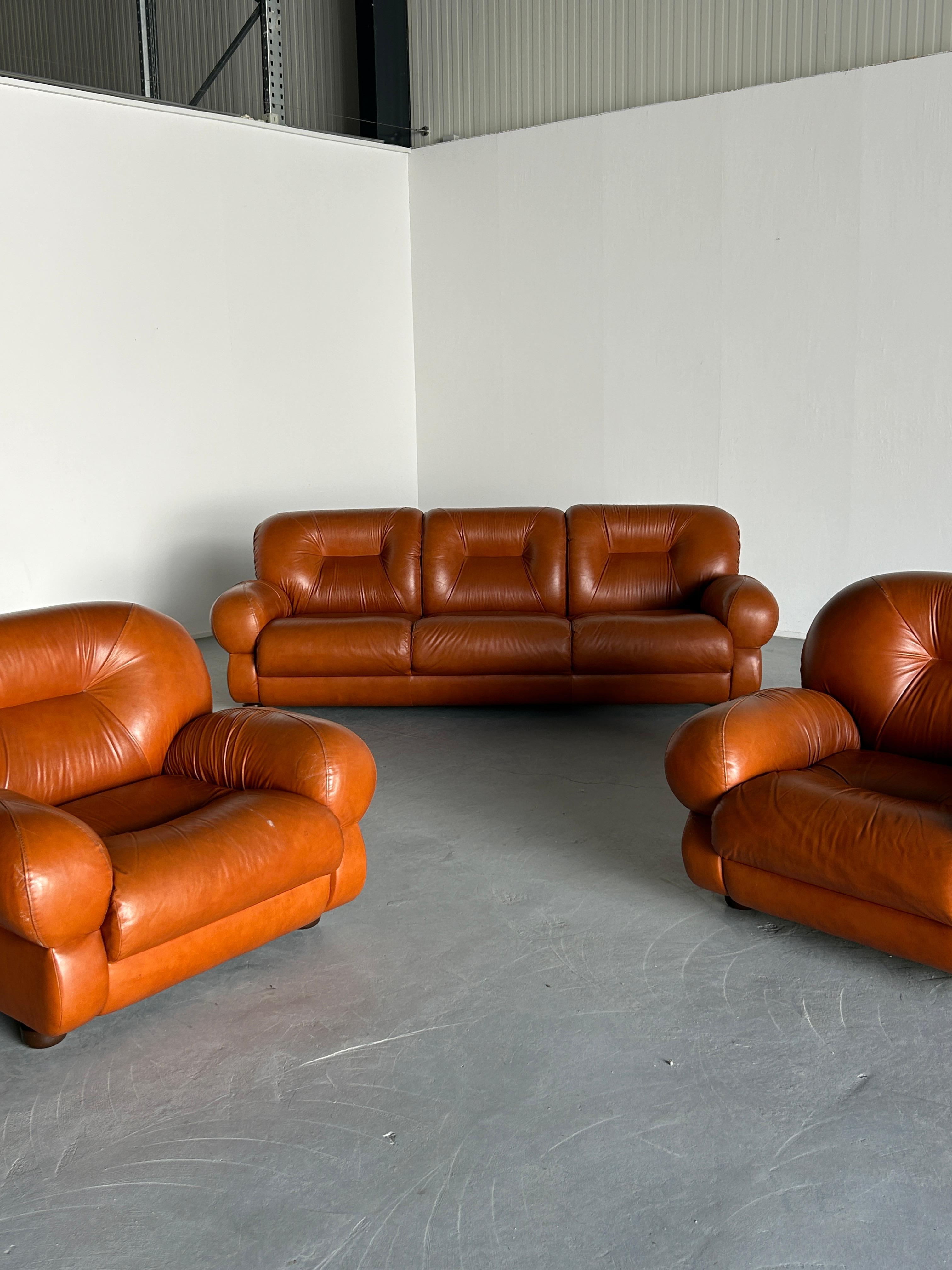 Ensemble de sièges italiens en cuir cognac froncé, mi-siècle moderne, années 1970 en vente 8