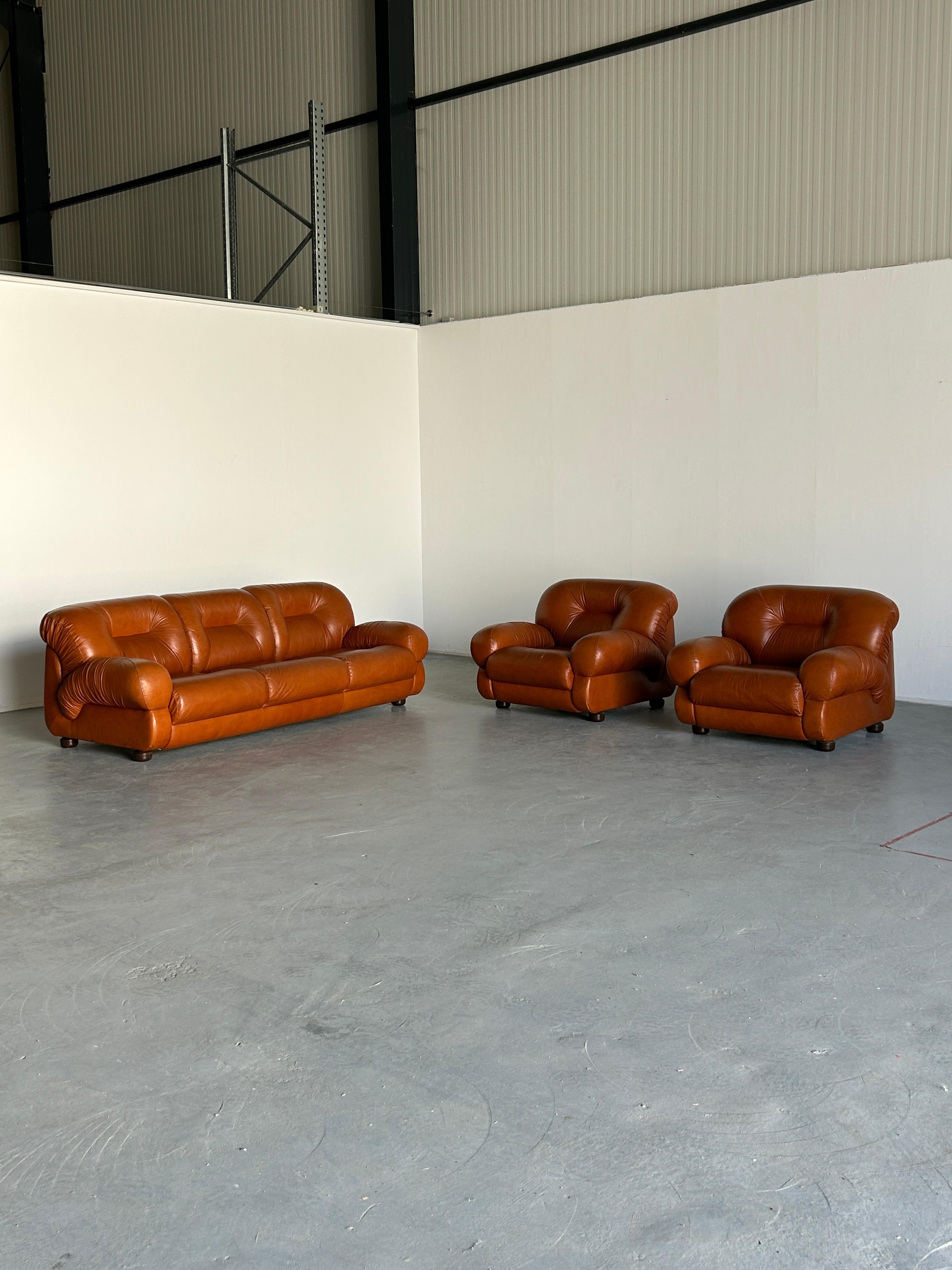 A beautiful three-part Mid-Century-Modern modular Italian seating set in ruched cognac leather, consisting of two armchairs and one three-seater sofa.

Overall in very good vintage condition with some expected signs of age, as indicated in the