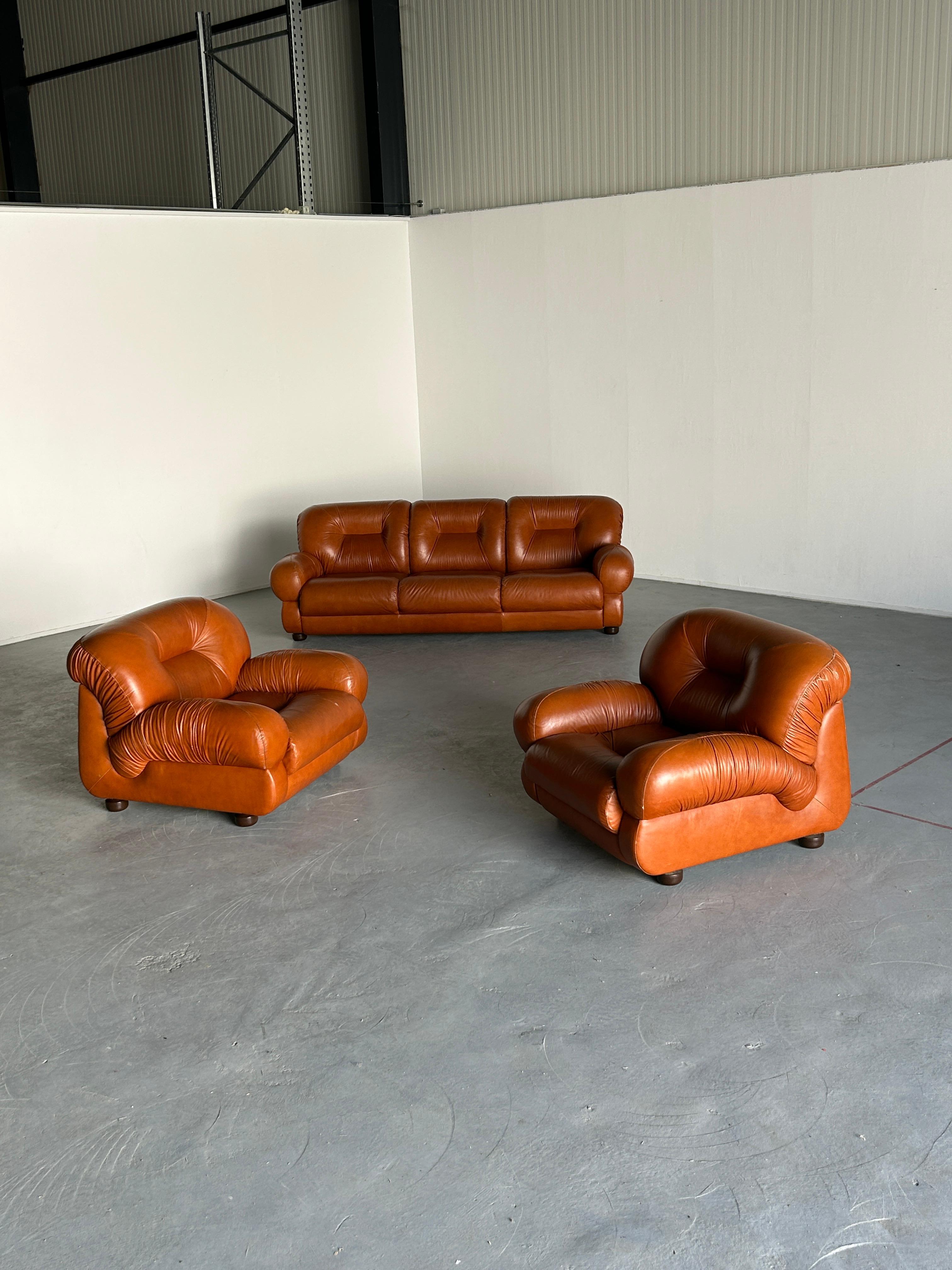 Cuir Ensemble de sièges italiens en cuir cognac froncé, mi-siècle moderne, années 1970 en vente