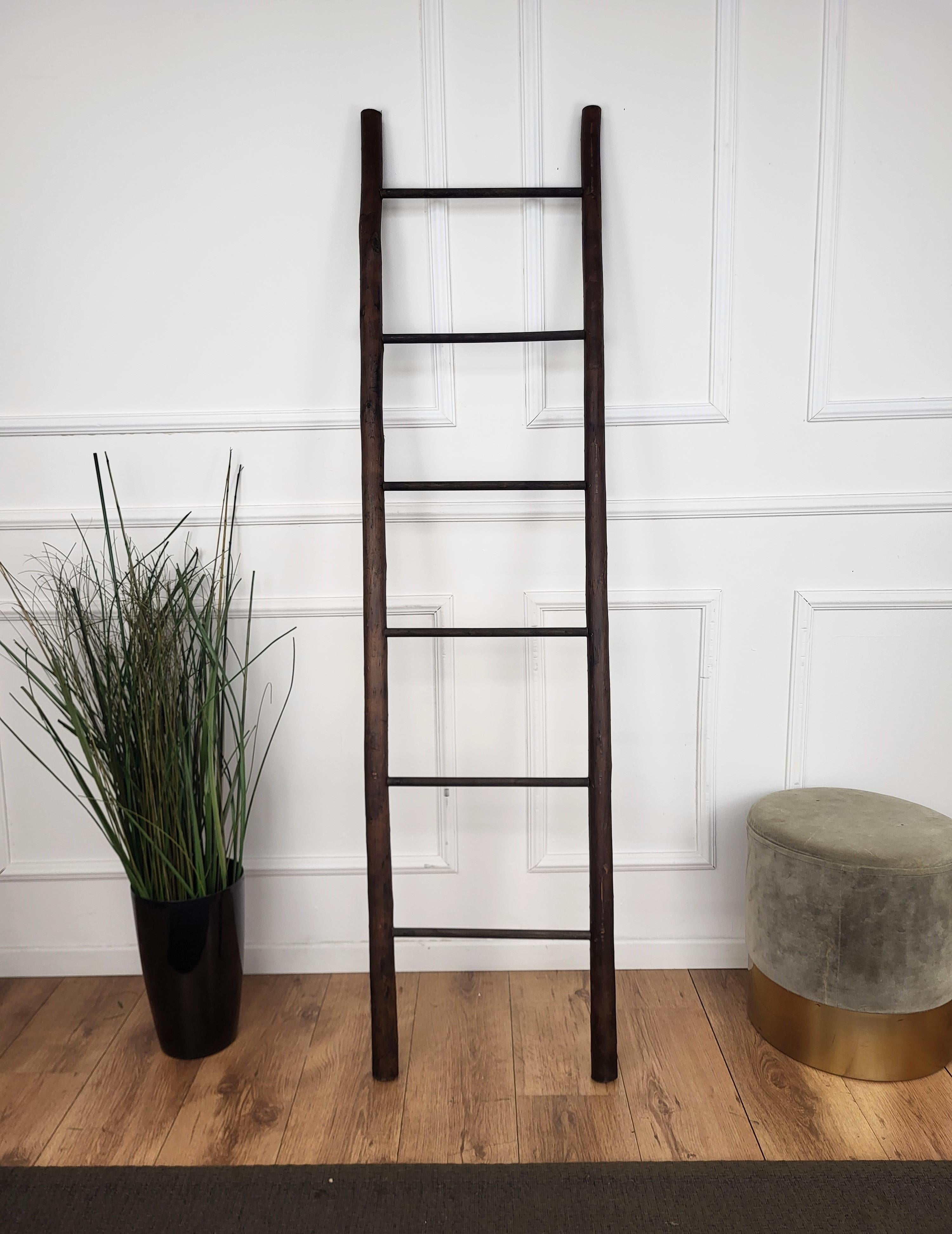 Vintage Italian Rustic Wooden Ladder Stair Step In Good Condition For Sale In Carimate, Como