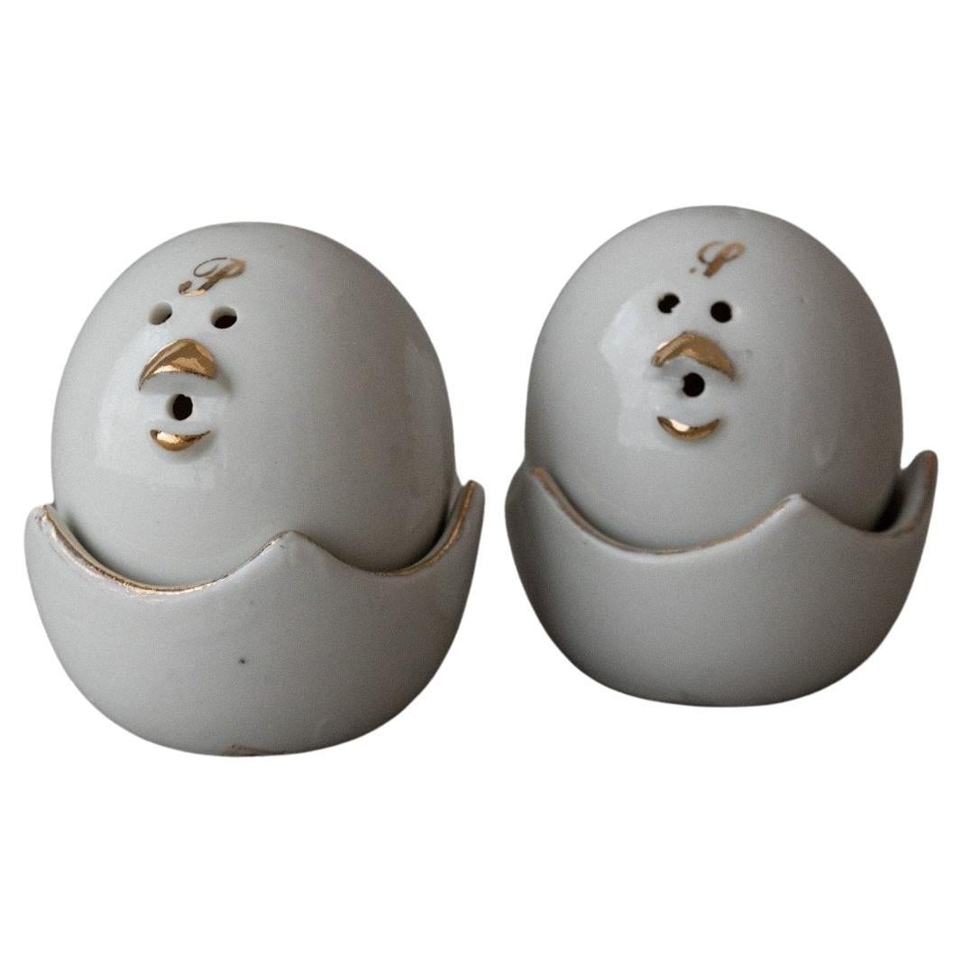 Vintage Italian Salt 
Pepper Shakers mit Schale - Weiß 
Gold Chick Motif 1960s im Angebot