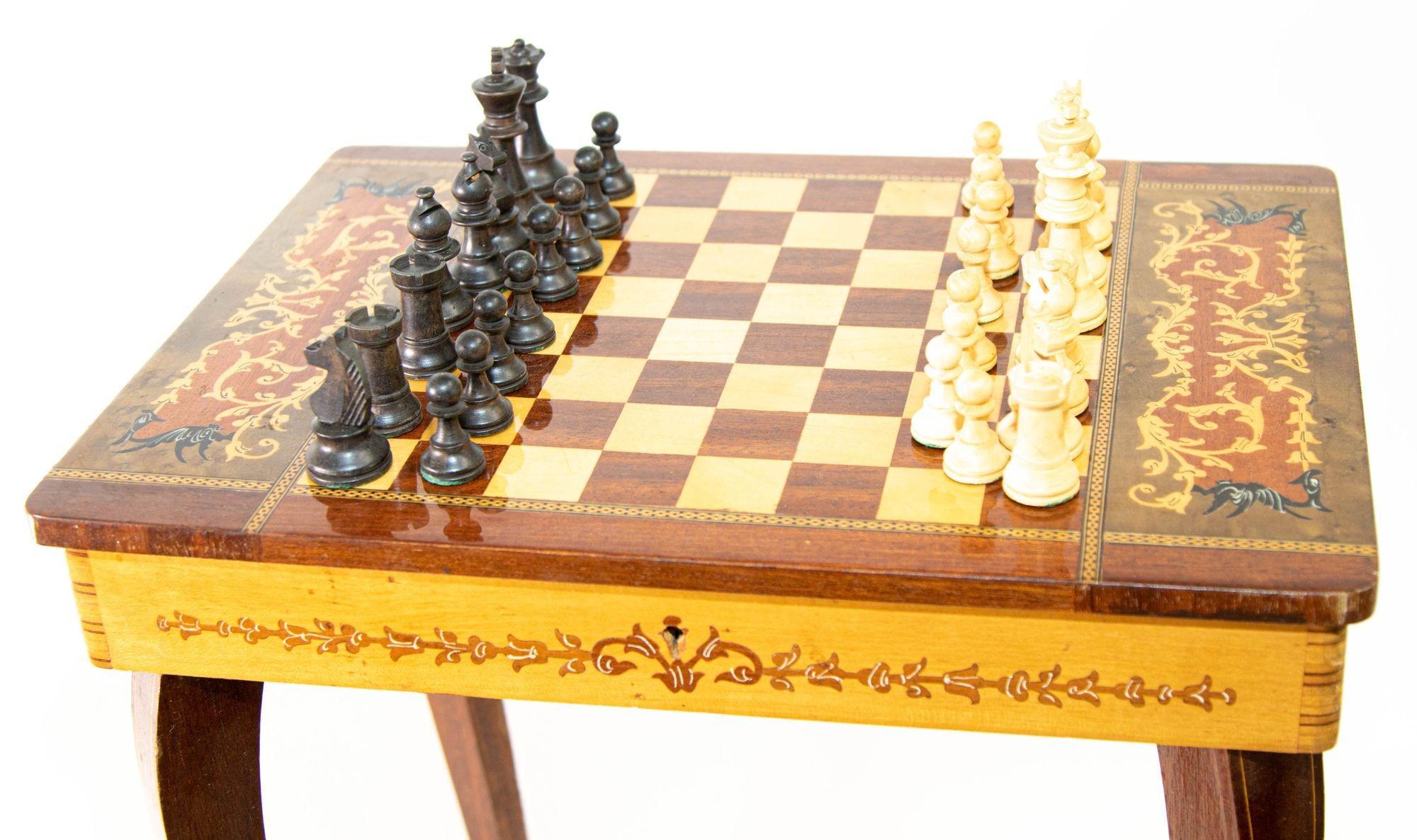 Italienischer Satinholz-Beistelltisch mit Intarsien und Musikkasten, Schachspiel-Tisch im Angebot 8