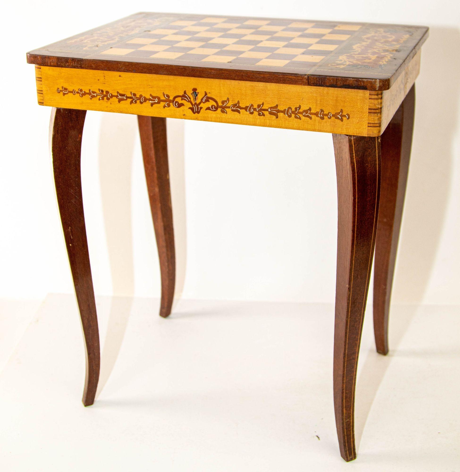 Italienischer Satinholz-Beistelltisch mit Intarsien und Musikkasten, Schachspiel-Tisch (20. Jahrhundert) im Angebot