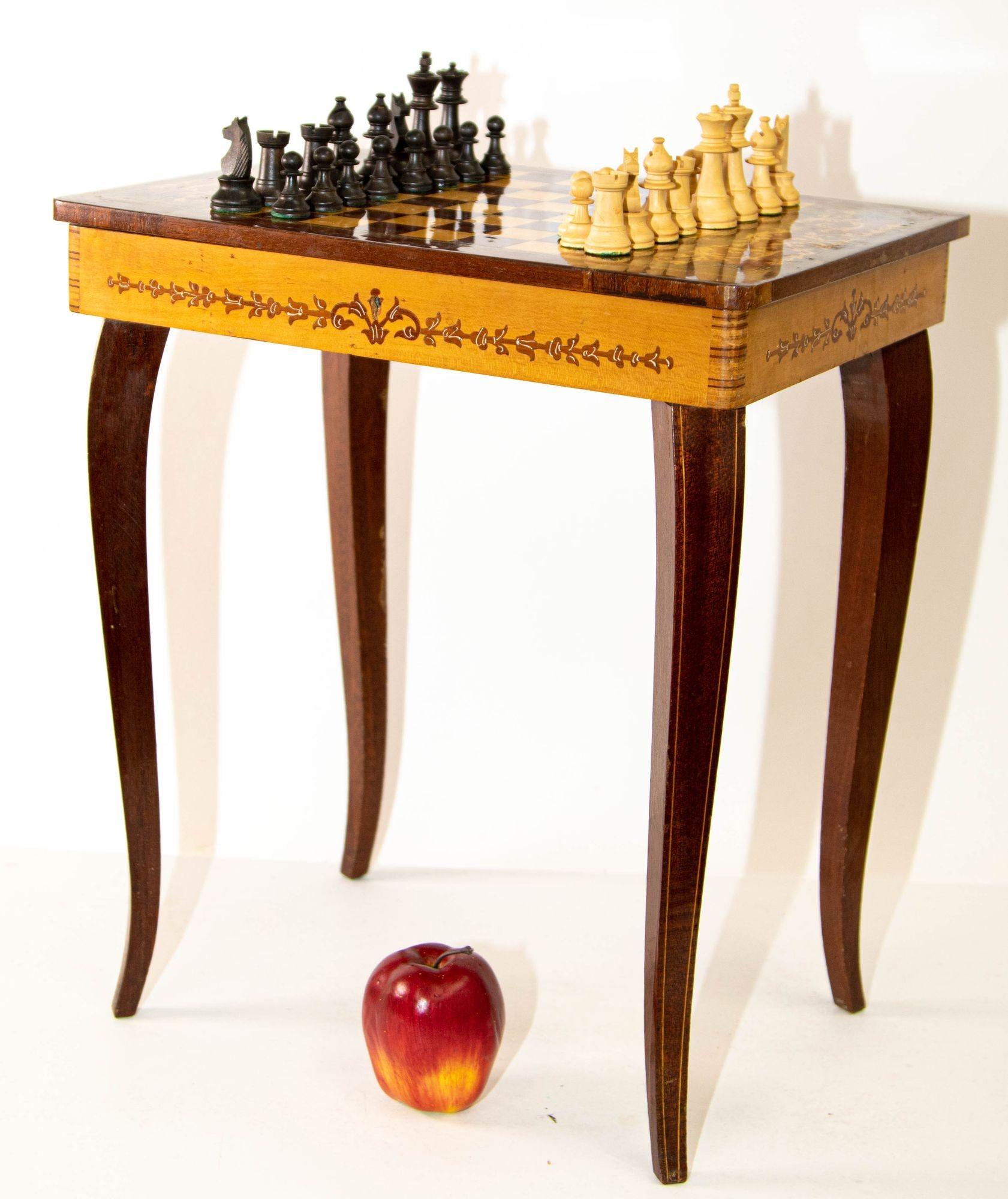 Italienischer Satinholz-Beistelltisch mit Intarsien und Musikkasten, Schachspiel-Tisch (Obstholz) im Angebot