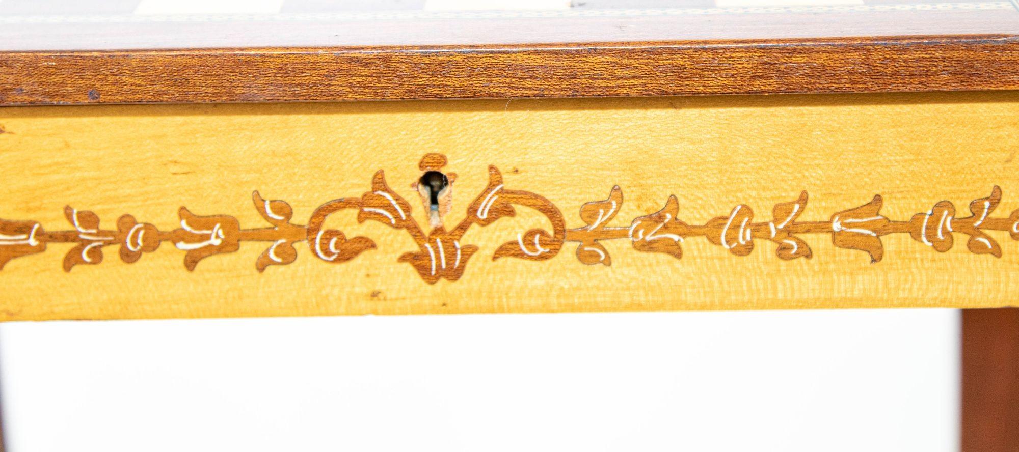 Italiano Tavolino da salotto con intarsio in legno di raso italiano vintage, tavolo da gioco per gli scacchi. in vendita