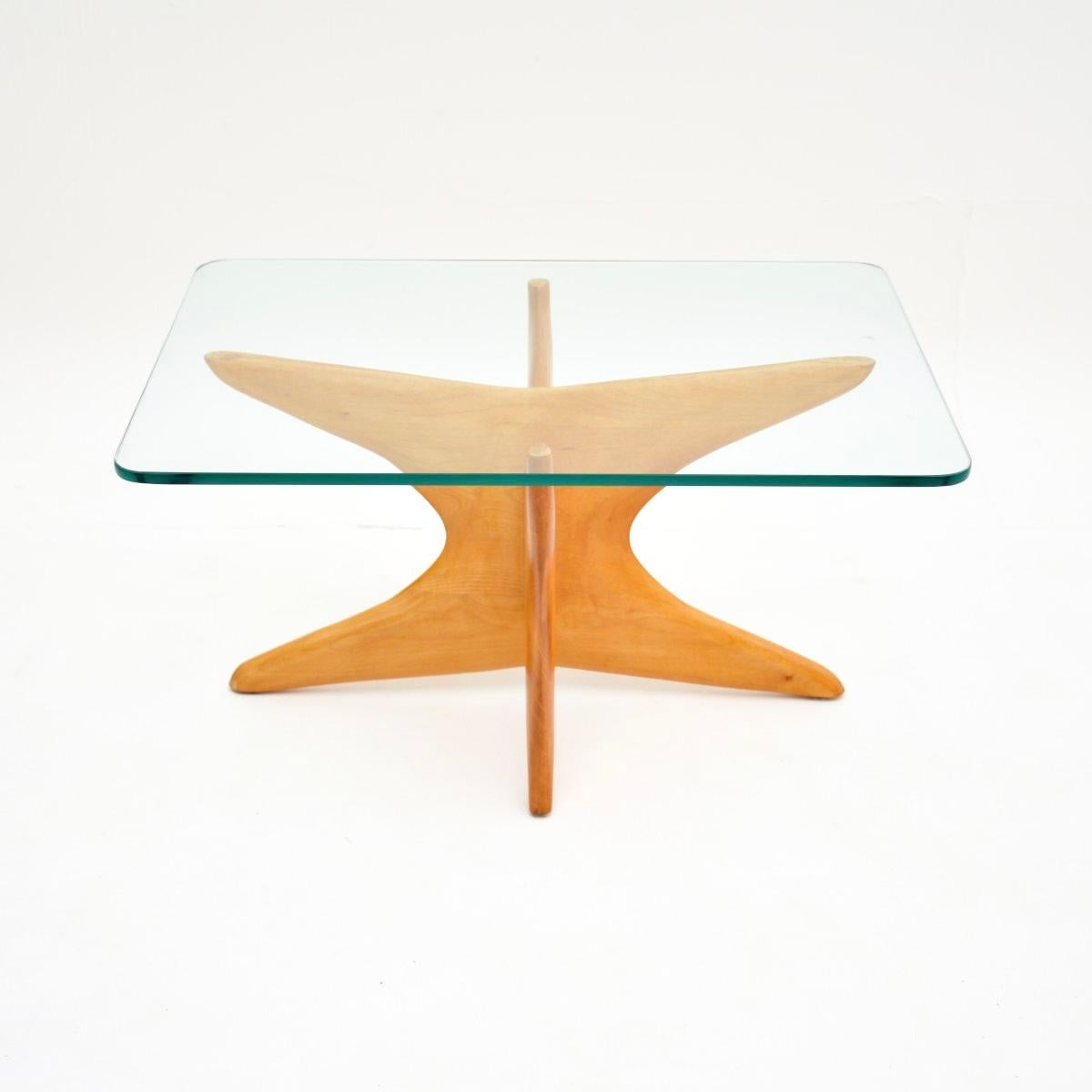 Una mesa auxiliar italiana vintage de madera satinada, muy elegante y bien hecha, que data de la década de 1960.

Es de magnífica calidad y tiene un tamaño precioso, perfecto para utilizarlo como mesa auxiliar o de centro. La base es de madera