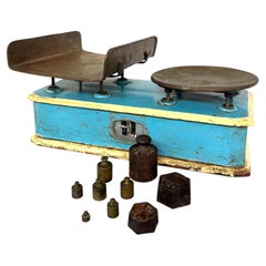 Vintage Italian scales with brass pans from the Art Deco period, complete with we