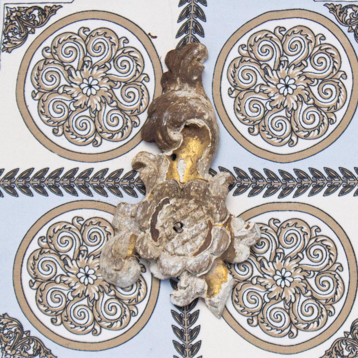Foulard italien vintage décoré d'un motif en bois italien du XVIIIe siècle, sculpté à la main et à la feuille d'or, pressé sur une toile et entouré d'un galon d'église italien antique coordonné.

Cette pièce est réalisée par Jean O'Reilly Barlow,