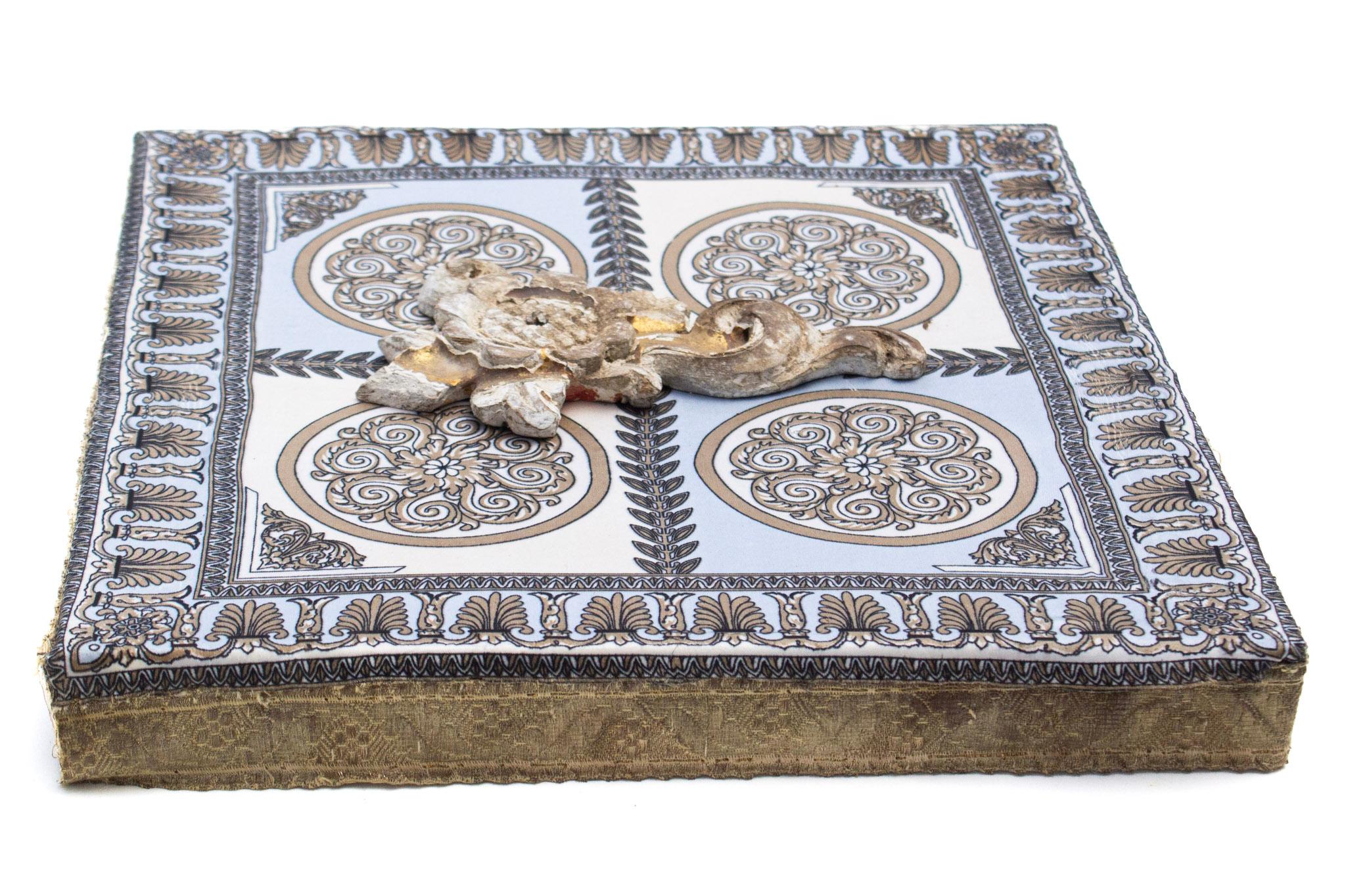 Fait main Écharpe italienne du 18ème siècle à motif de bois à feuilles d'or sur toile en vente