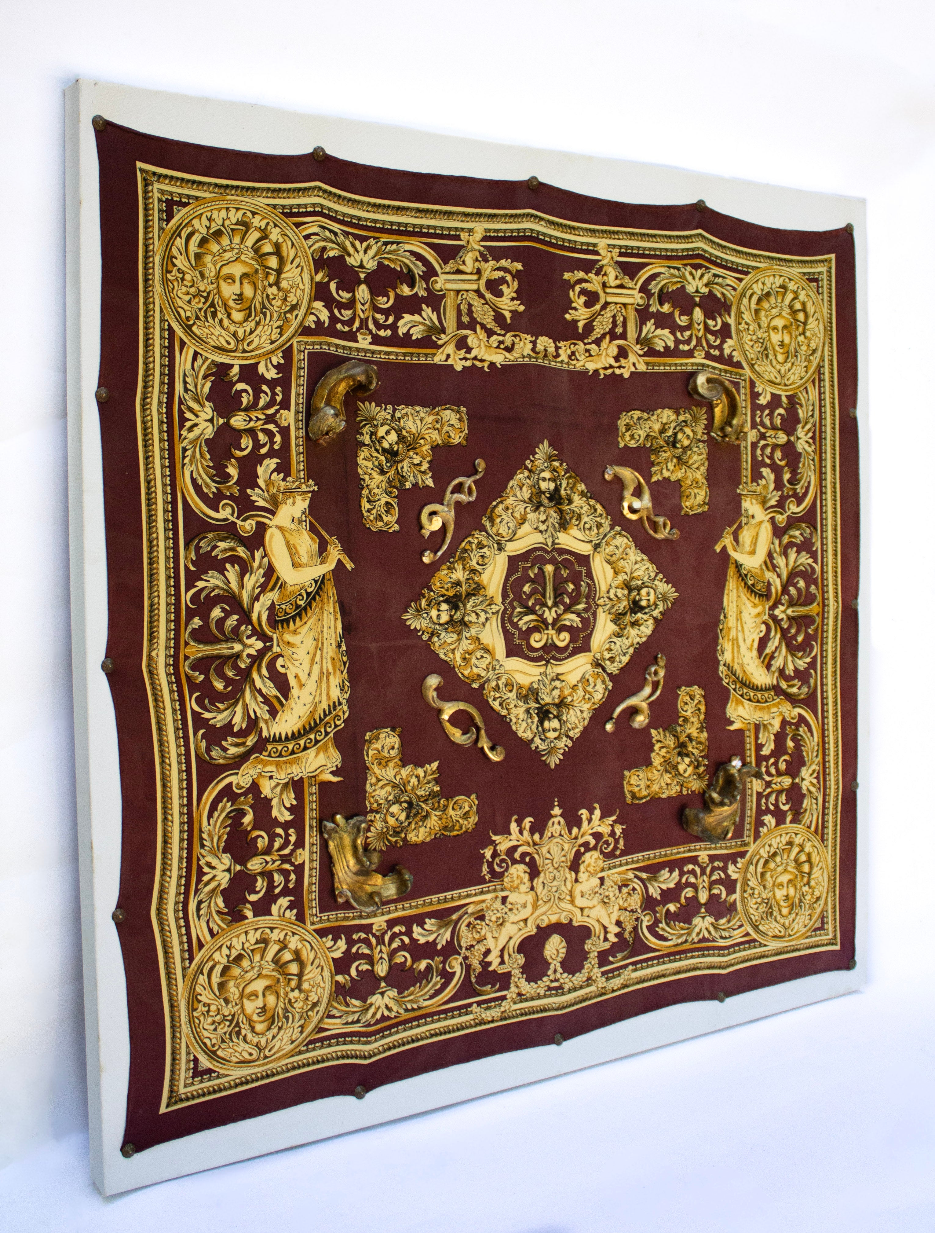 Italienischer Rokoko-Seidenschal im Vintage-Stil mit vergoldeten Holzfragmenten aus dem 18. Jahrhundert und natürlich geformten Barockperlen auf Leinwand.

Die Fragmente wurden von Hand geschnitzt, vergoldet, mit natürlichen Alterserscheinungen