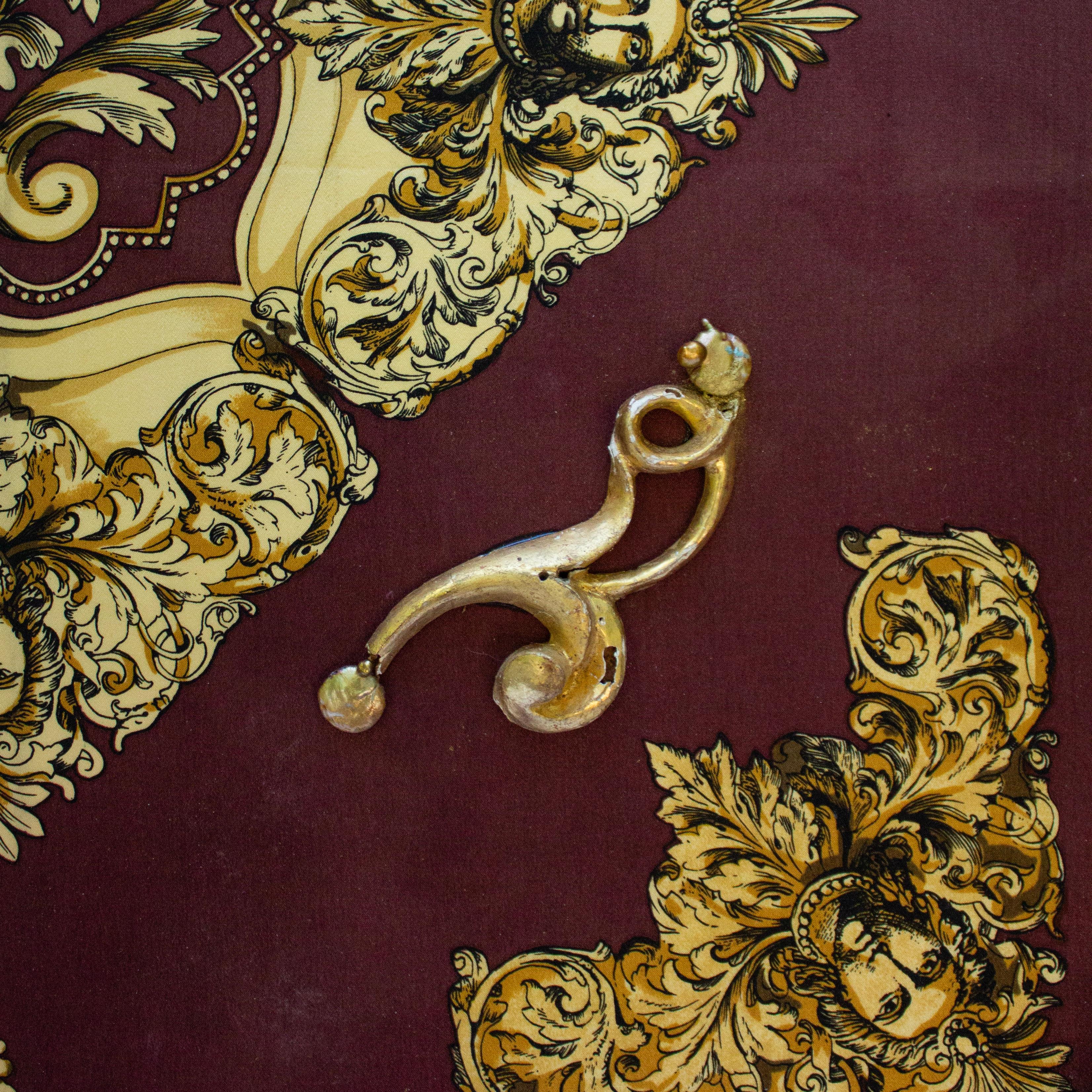 Italienisches Vintage-Tuch mit italienischen Fragmenten aus dem 18. Jahrhundert und Barockperlen im Zustand „Gut“ im Angebot in Dublin, Dalkey