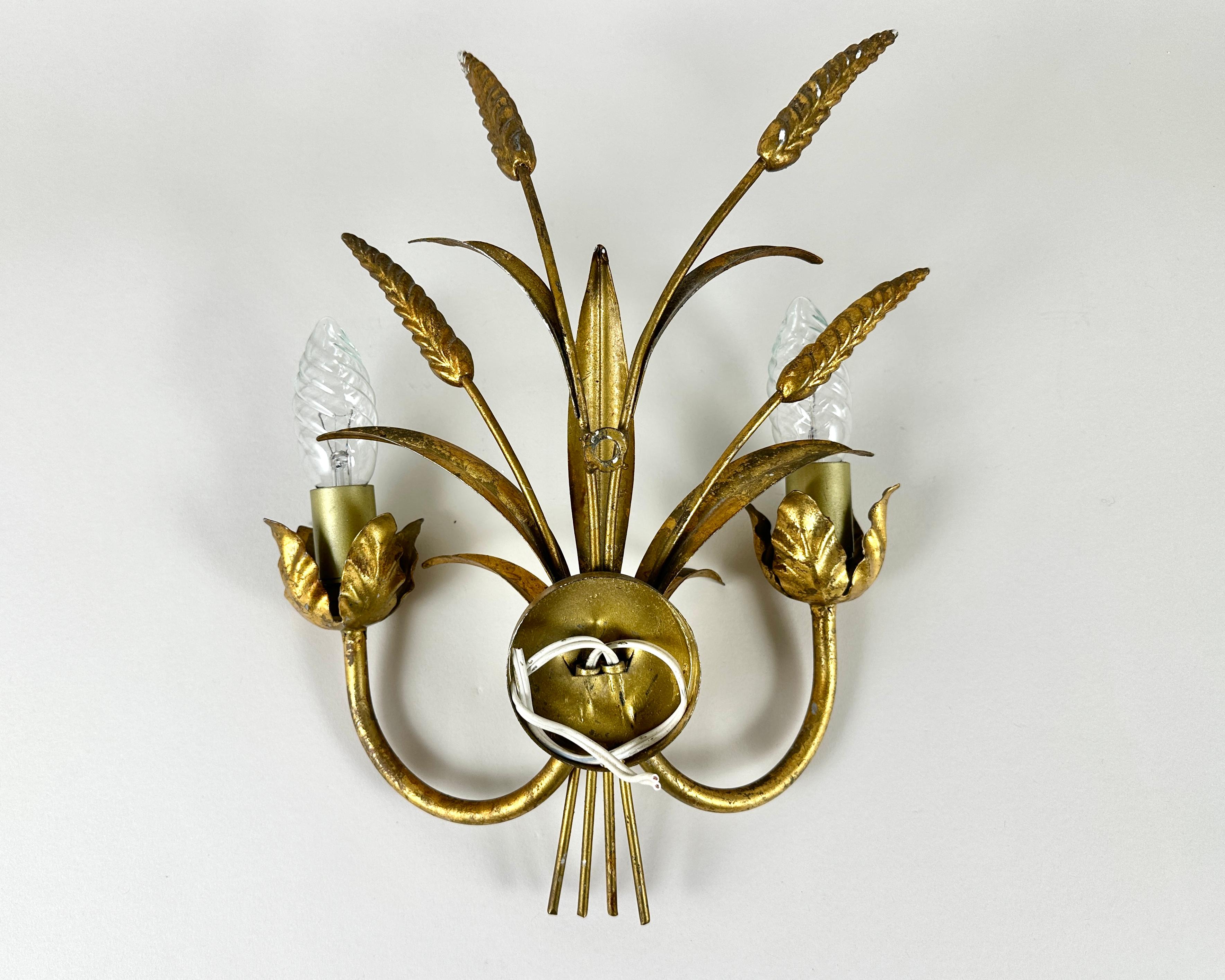 Trasporta la tua casa nel cuore della Toscana con queste splendide applique vintage, provenienti da Firenze e risalenti all'affascinante epoca della metà del secolo scorso (anni '50).

L'applique è una testimonianza dell'artigianato italiano, con un