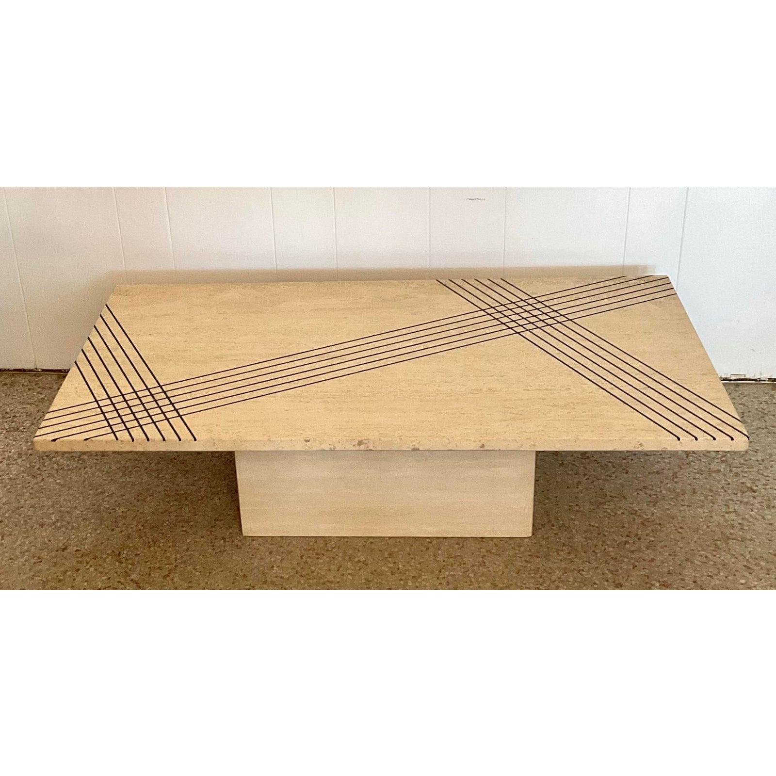 Lassen Sie sich von der monumentalen Eleganz des italienischen Designs inspirieren - mit diesem atemberaubenden Vintage-Couchtisch, der meisterhaft aus massivem Travertin gefertigt ist. Das auffälligste Merkmal ist das markante geometrische Muster