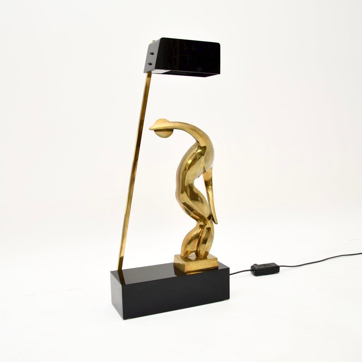 Une lampe de table en bronze sculpturale italienne vintage incroyablement belle et élégante par Maxime Delo. Elle a été fabriquée en Italie et date des années 1970.

Il est d'une qualité exceptionnelle, c'est une œuvre d'art fonctionnelle, grande et