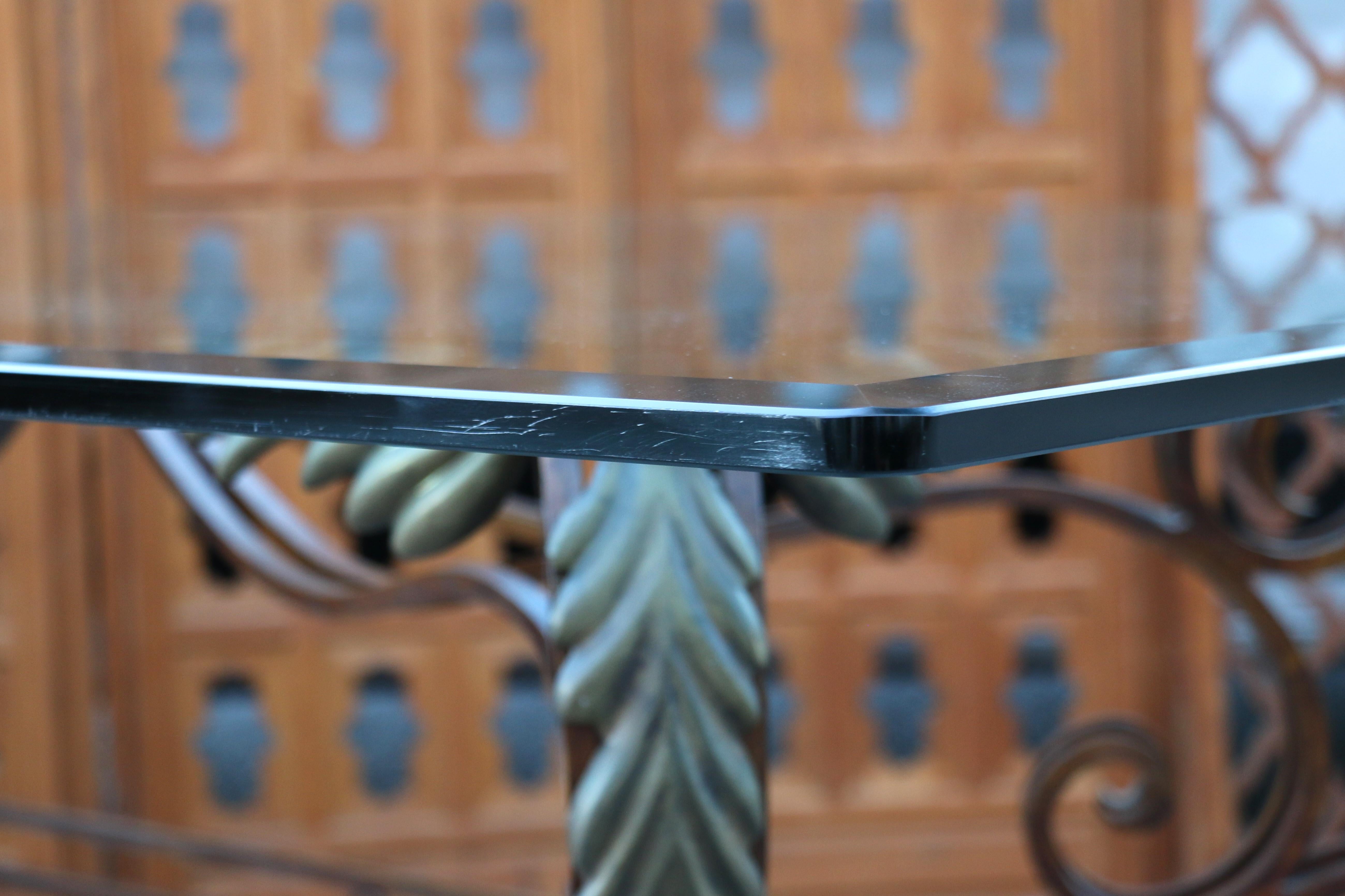 Table de salle à manger italienne sculpturale vintage en laiton et métal, et plateau en verre en vente 4