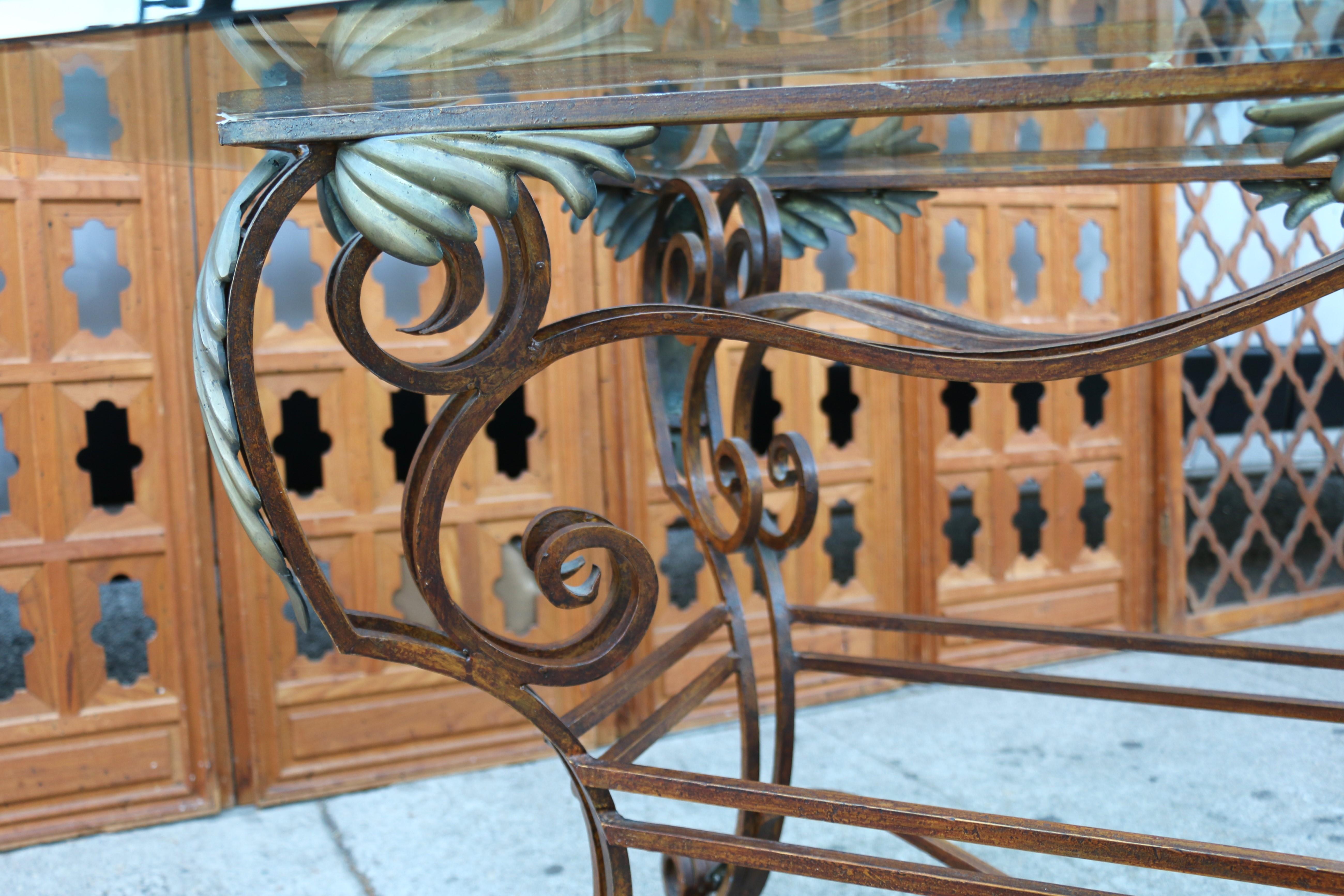 Table de salle à manger italienne sculpturale vintage en laiton et métal, et plateau en verre en vente 5
