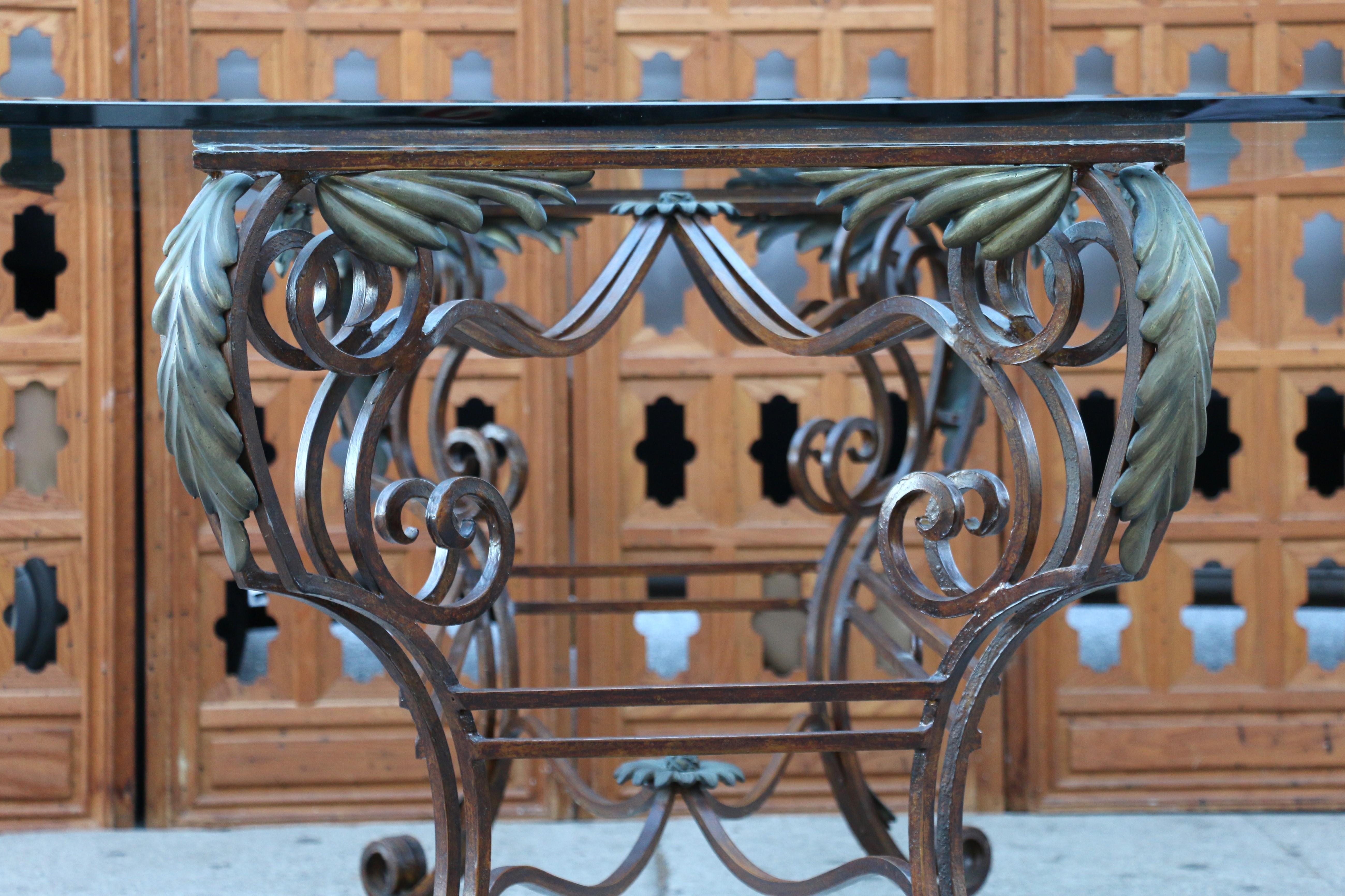 Table de salle à manger italienne sculpturale vintage en laiton et métal, et plateau en verre en vente 7