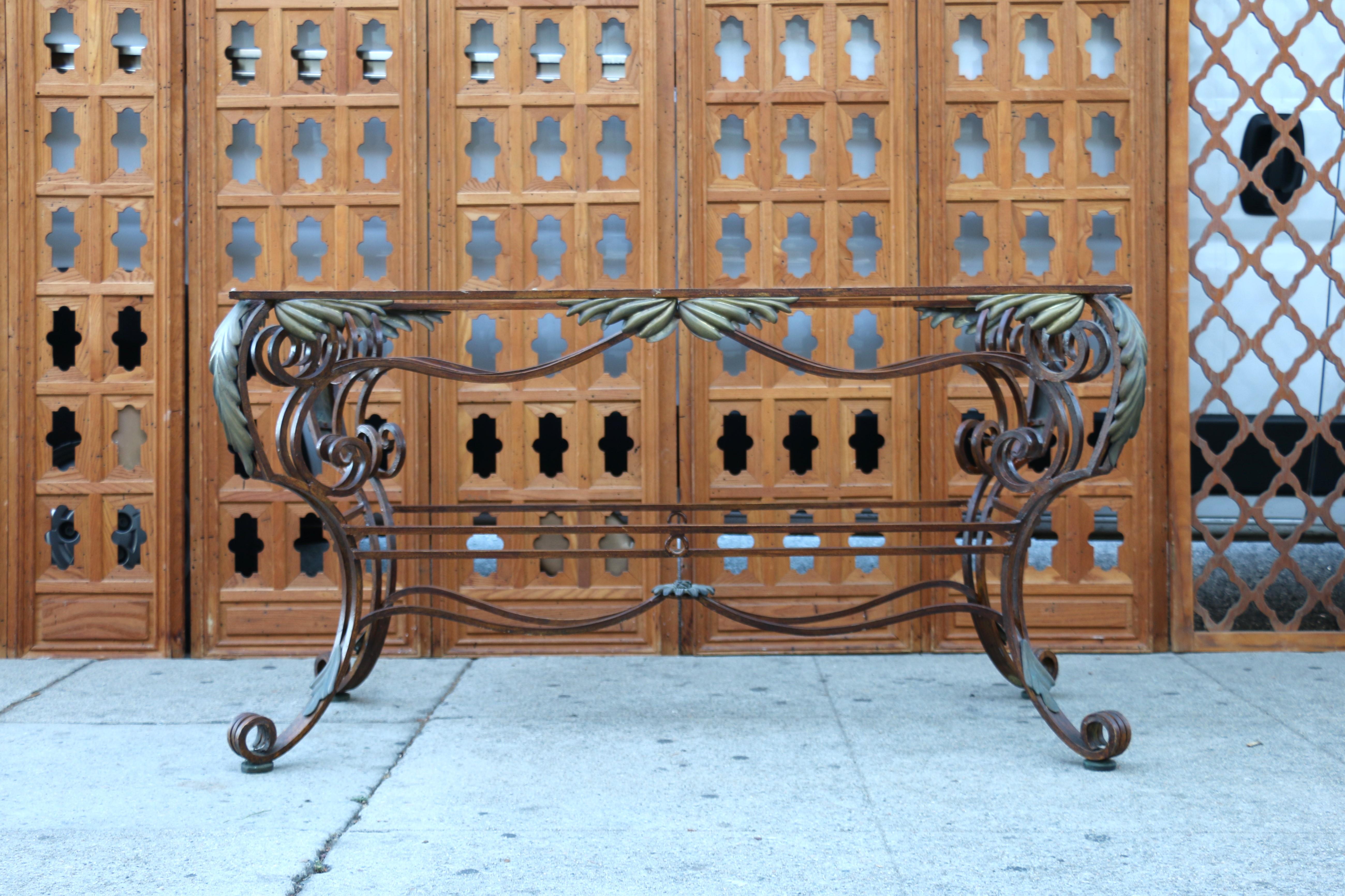 Table de salle à manger italienne sculpturale vintage en laiton et métal, et plateau en verre en vente 8