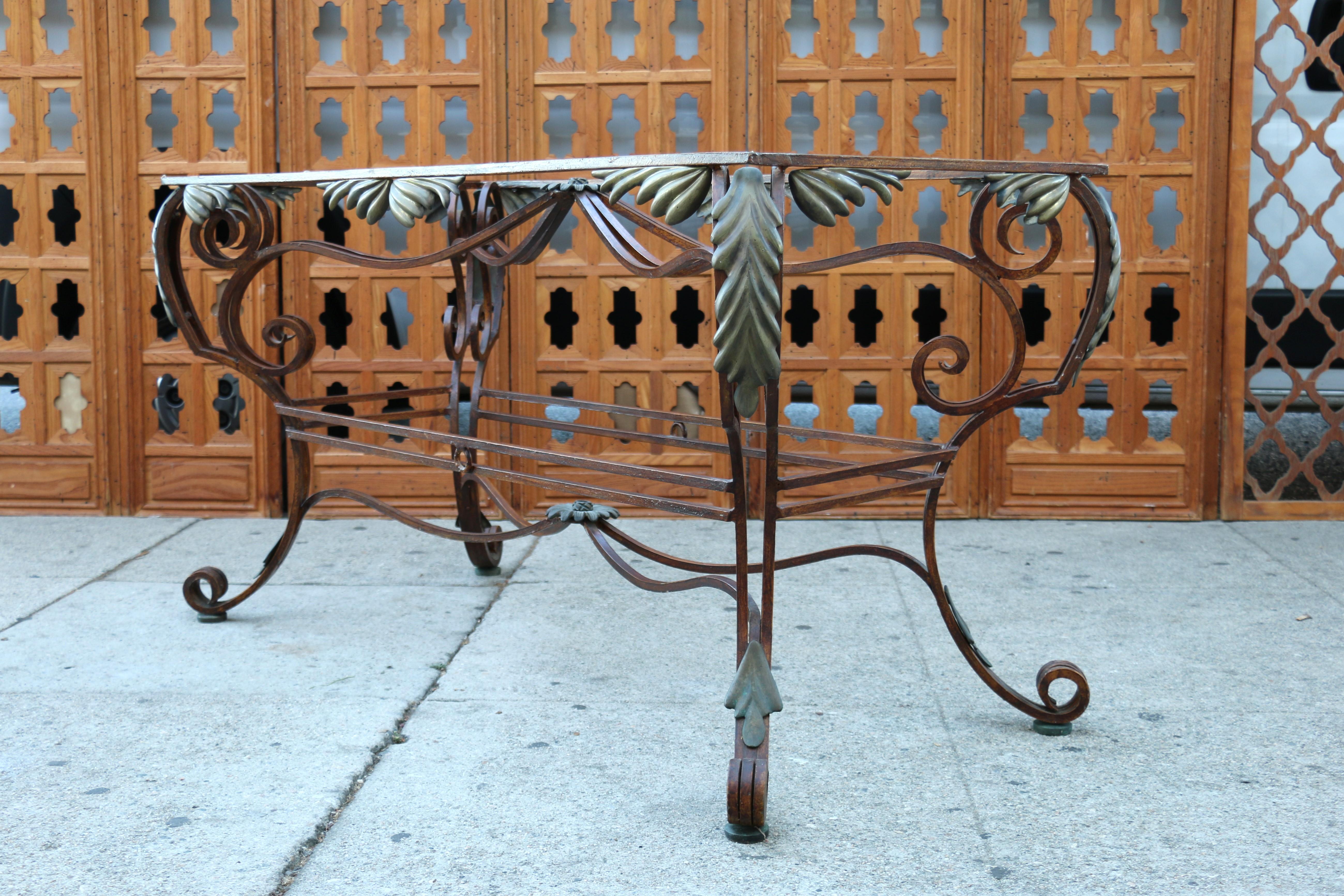 Table de salle à manger italienne sculpturale vintage en laiton et métal, et plateau en verre en vente 9