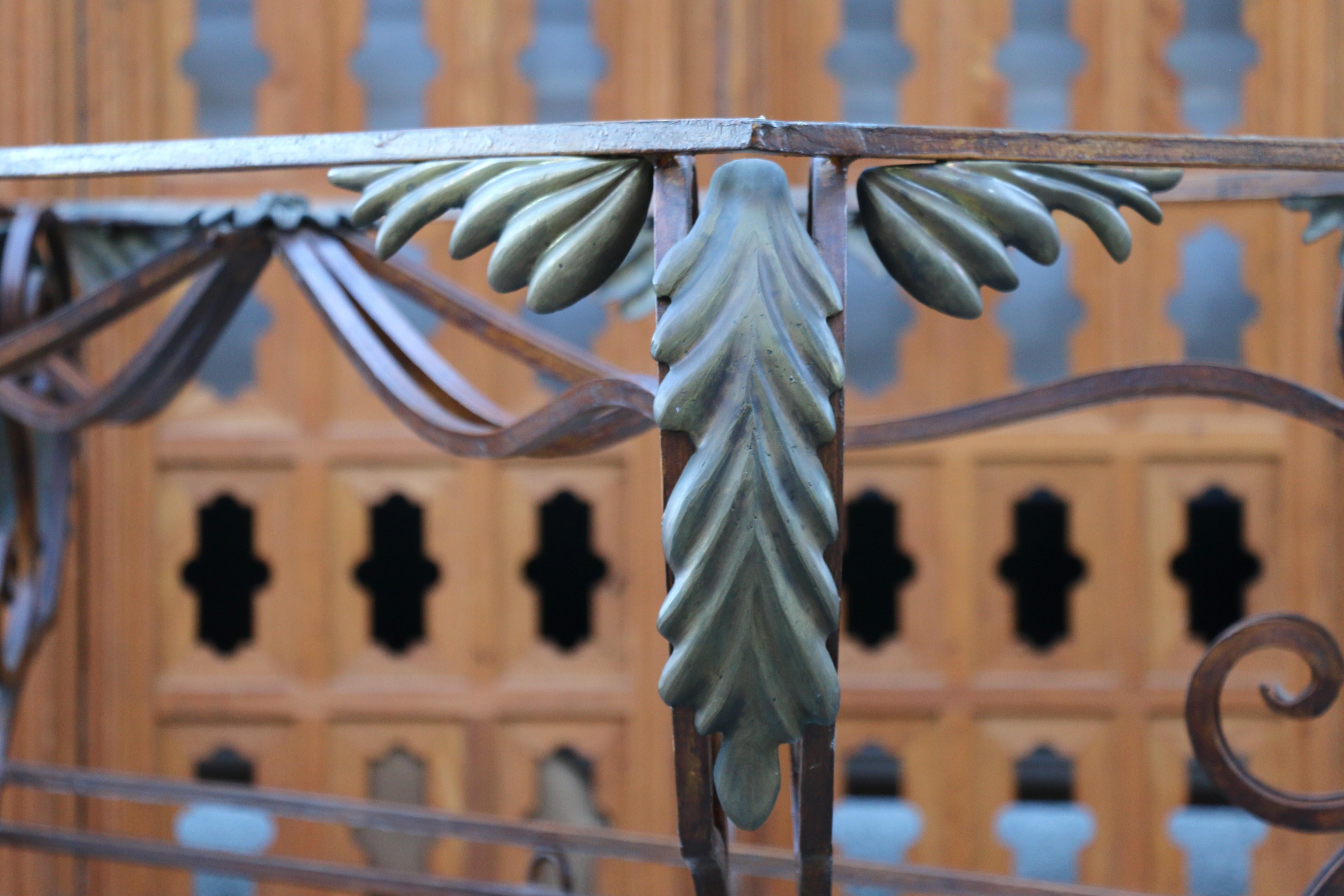 Table de salle à manger italienne sculpturale vintage en laiton et métal, et plateau en verre en vente 10