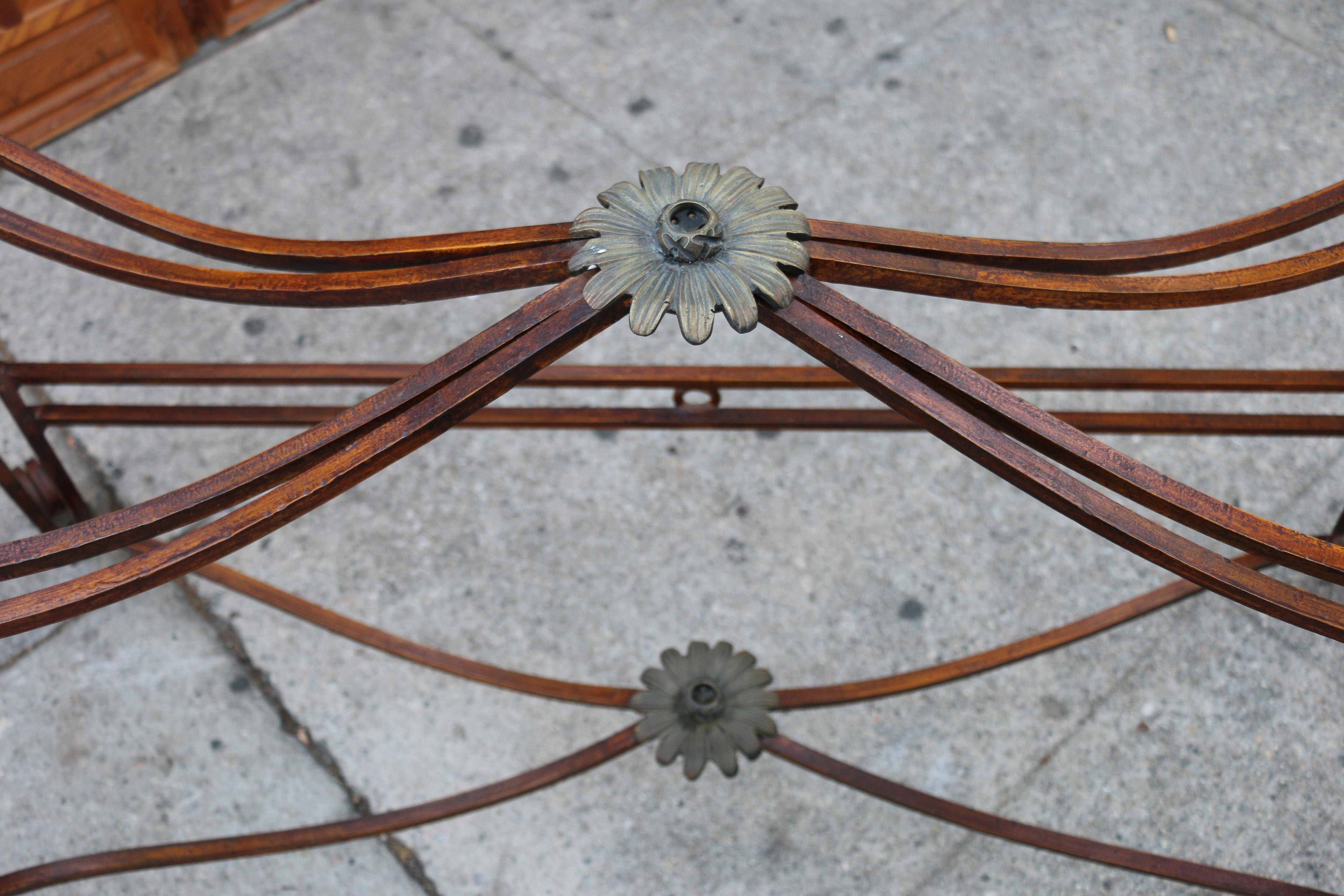 Table de salle à manger italienne sculpturale vintage en laiton et métal, et plateau en verre en vente 11